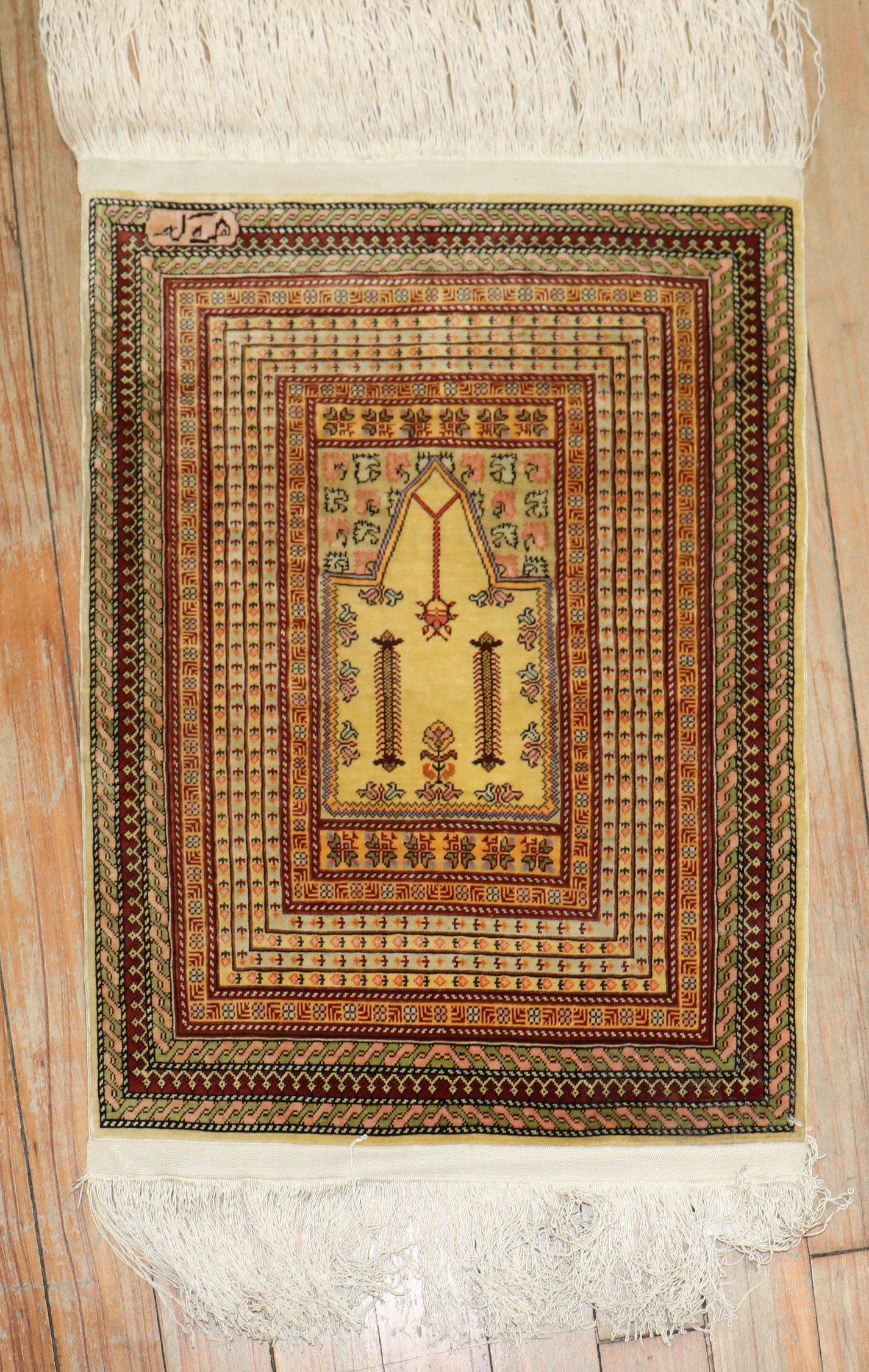 3e quart du 20e siècle Beau tapis Herekeh en soie turque, unique en son genre, avec un motif de niche de prière 

Mesures : 1'3'' x 1'7''
