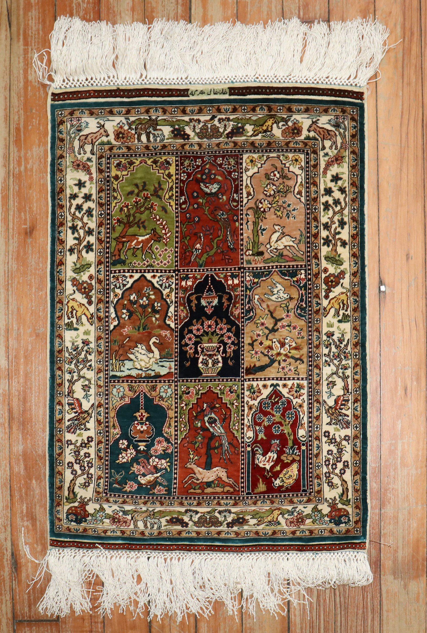 Tercer cuarto del siglo XX Fina alfombra Herekeh única de seda turca con un bello diseño pictórico de un jardín de animales 

Medidas: 1'4'' x 1'11'.