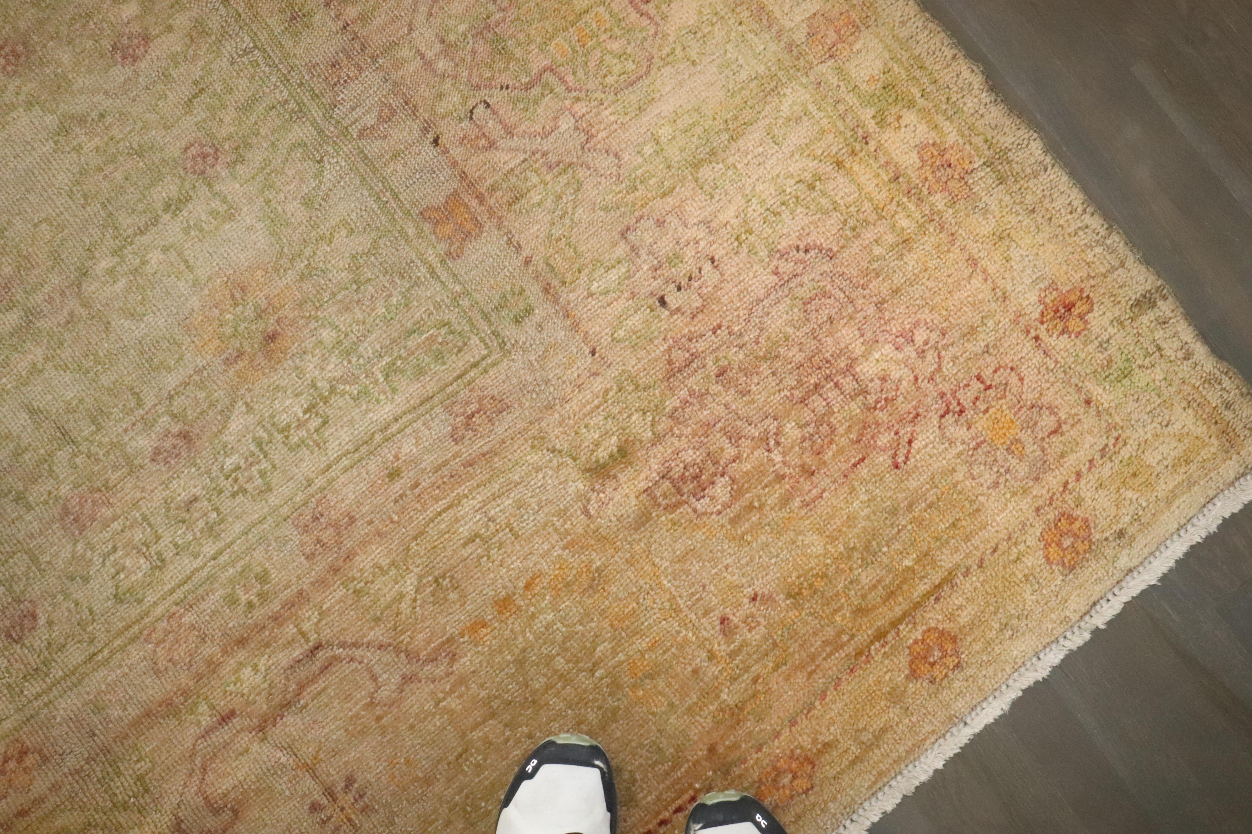 Tappeto antico turco Oushak di grandi dimensioni della fine del XIX secolo con campo grigio argentato e accenti in verde, oro e lamponi.

11'3'' x 15'