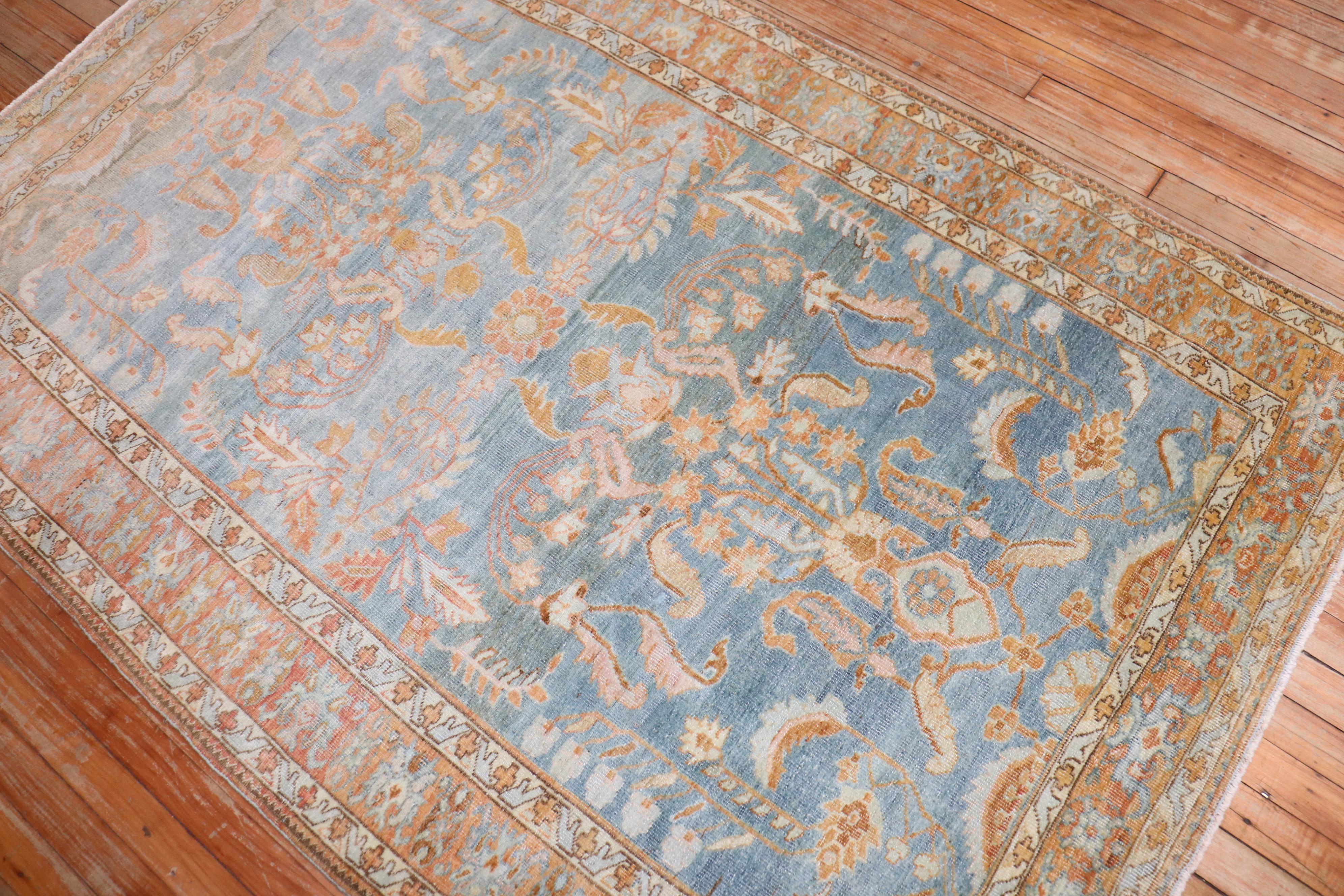 Himmelblauer persischer Sarouk-Akzentteppich der Zabihi-Kollektion in Pfirsich im Zustand „Gut“ im Angebot in New York, NY