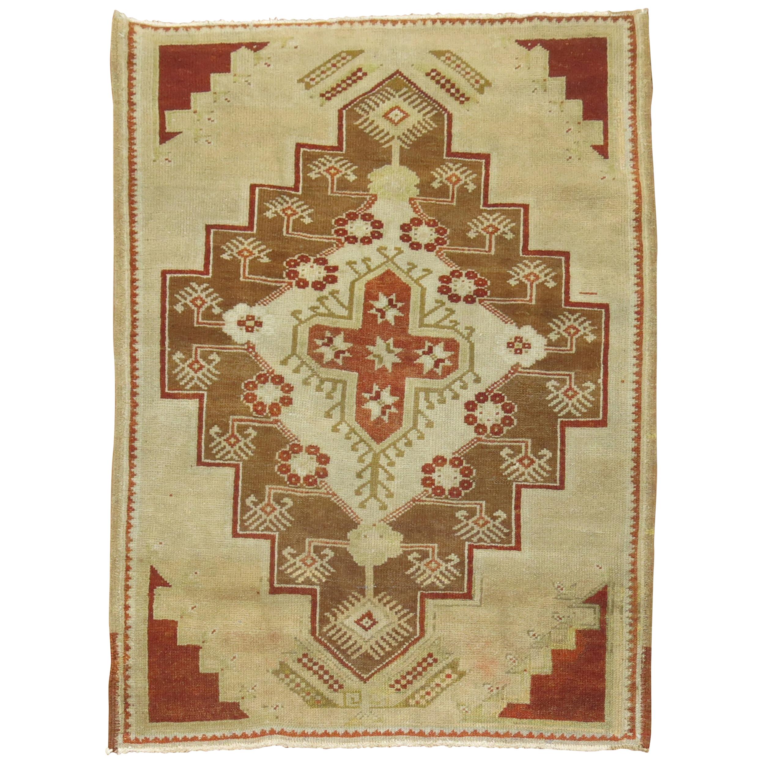Tappeto anatolico turco vintage Zabihi Collection'S Small Camel in vendita