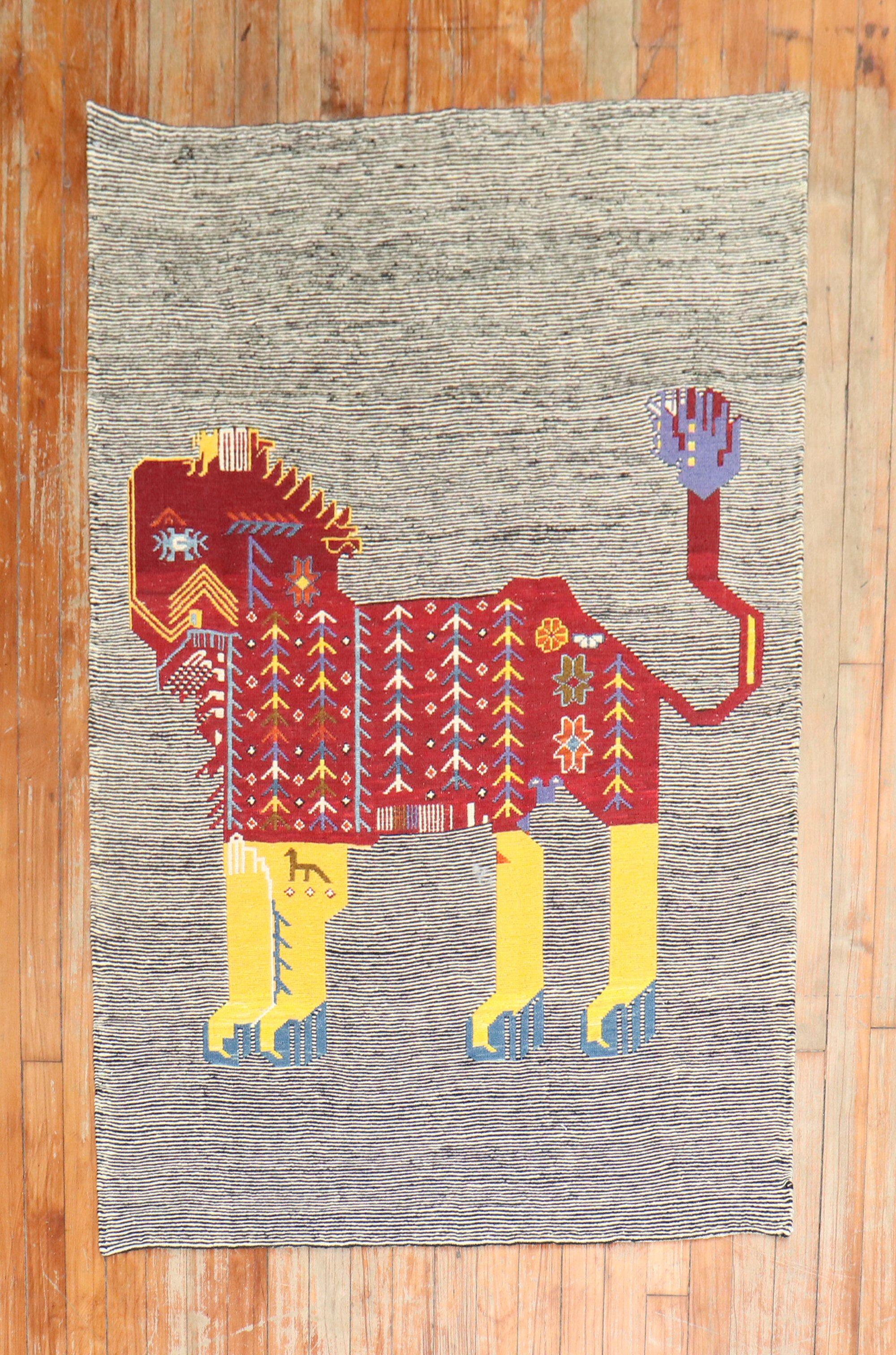 Streugroßer persischer Kelim aus dem späten 20. Jahrhundert mit einem Löwen auf einem gestreiften Feld. kann auch als Wandbehang verwendet werden

Maße: 3'2'' x 4'3''.

Ursprünglich gehörte es einem privaten Persiensammler, der eine individuelle