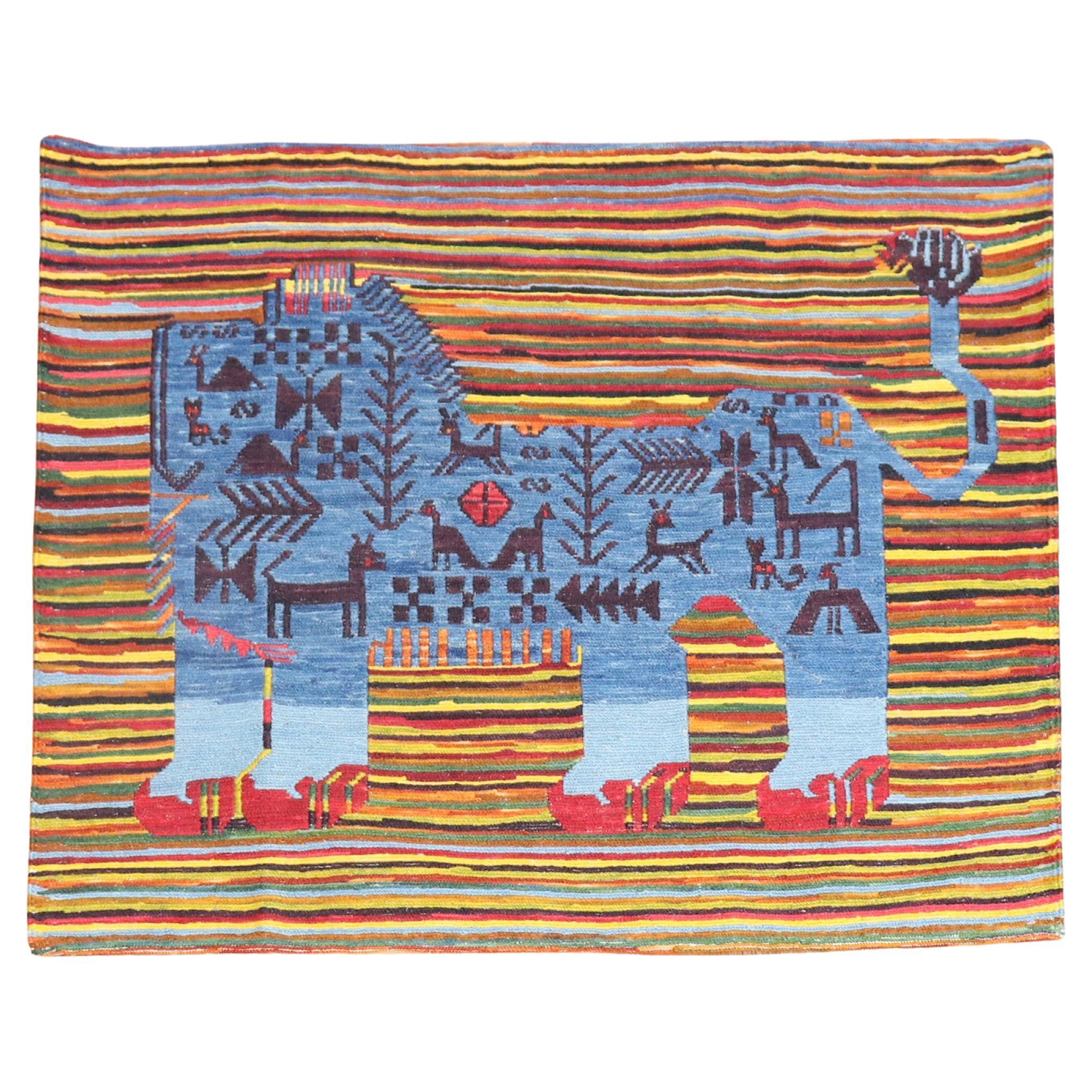 Petite tenture murale Kilim persane avec lion de la collection Zabihi