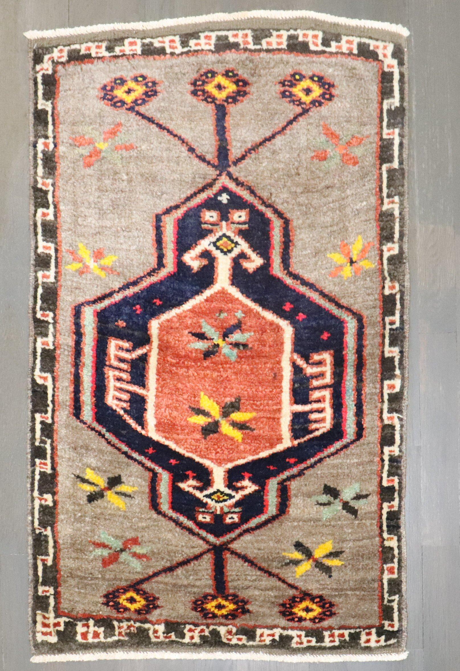 Mini tapis turc anatolien du milieu du 20e siècle

Mesures : 1'10'' x 2'11''