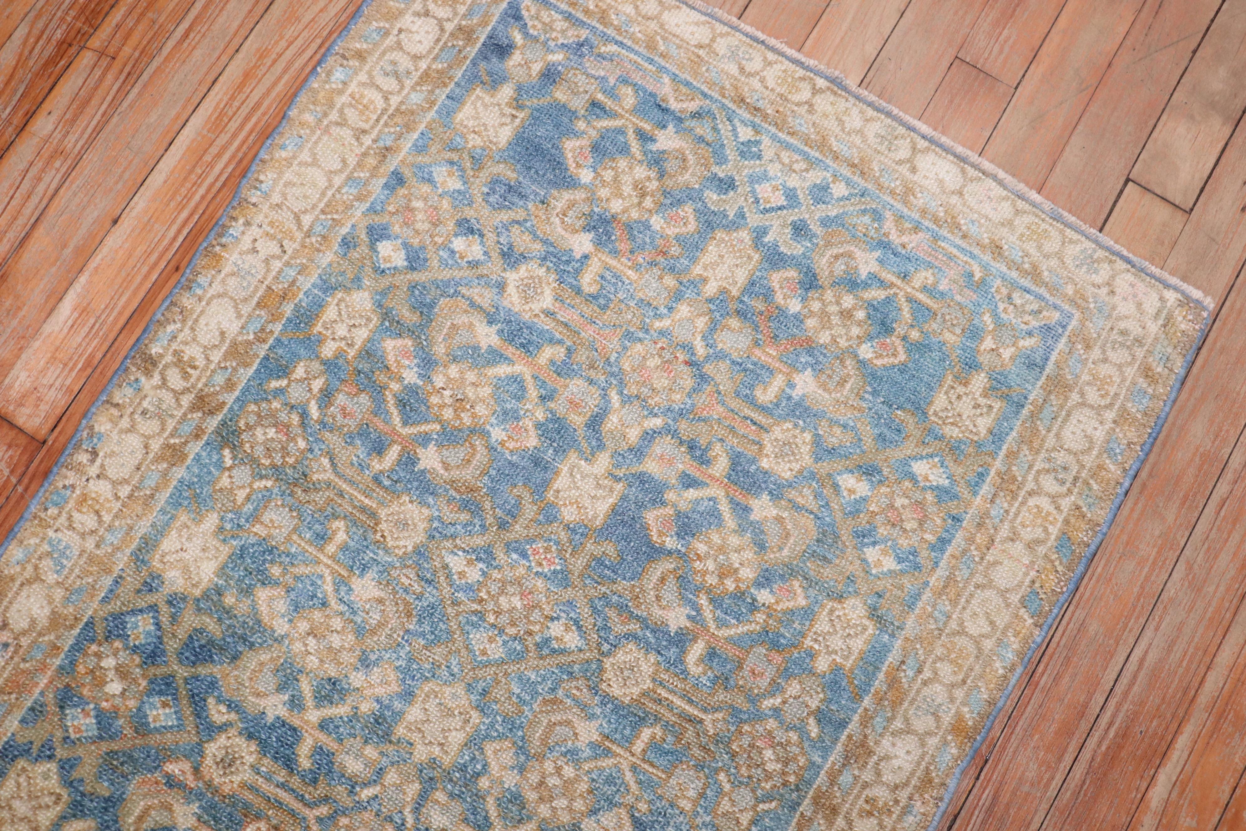 Persischer Malayer-Teppich aus den 1920er Jahren in zartem Blau

Einzelheiten
Teppich nein.	j2834
Größe	2' 5