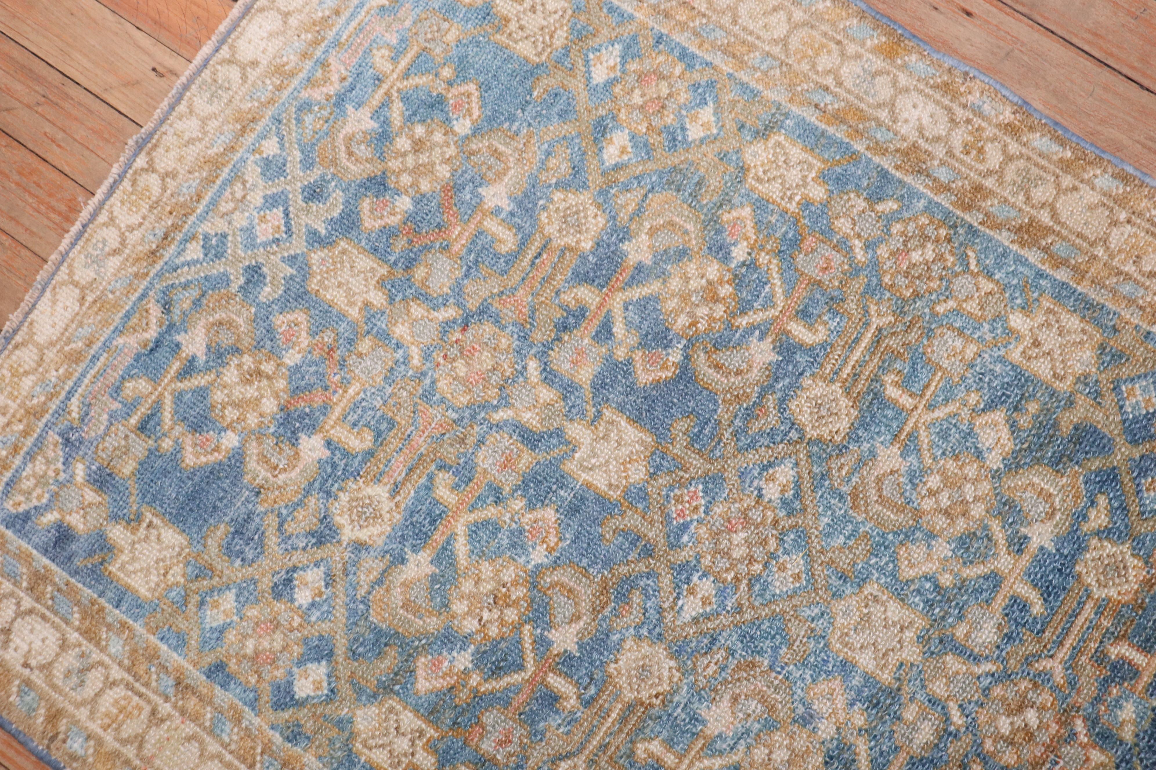 Zabihi Collection Weiches Blau Persisch Malayer Quadratischer Teppich (Handgeknüpft) im Angebot