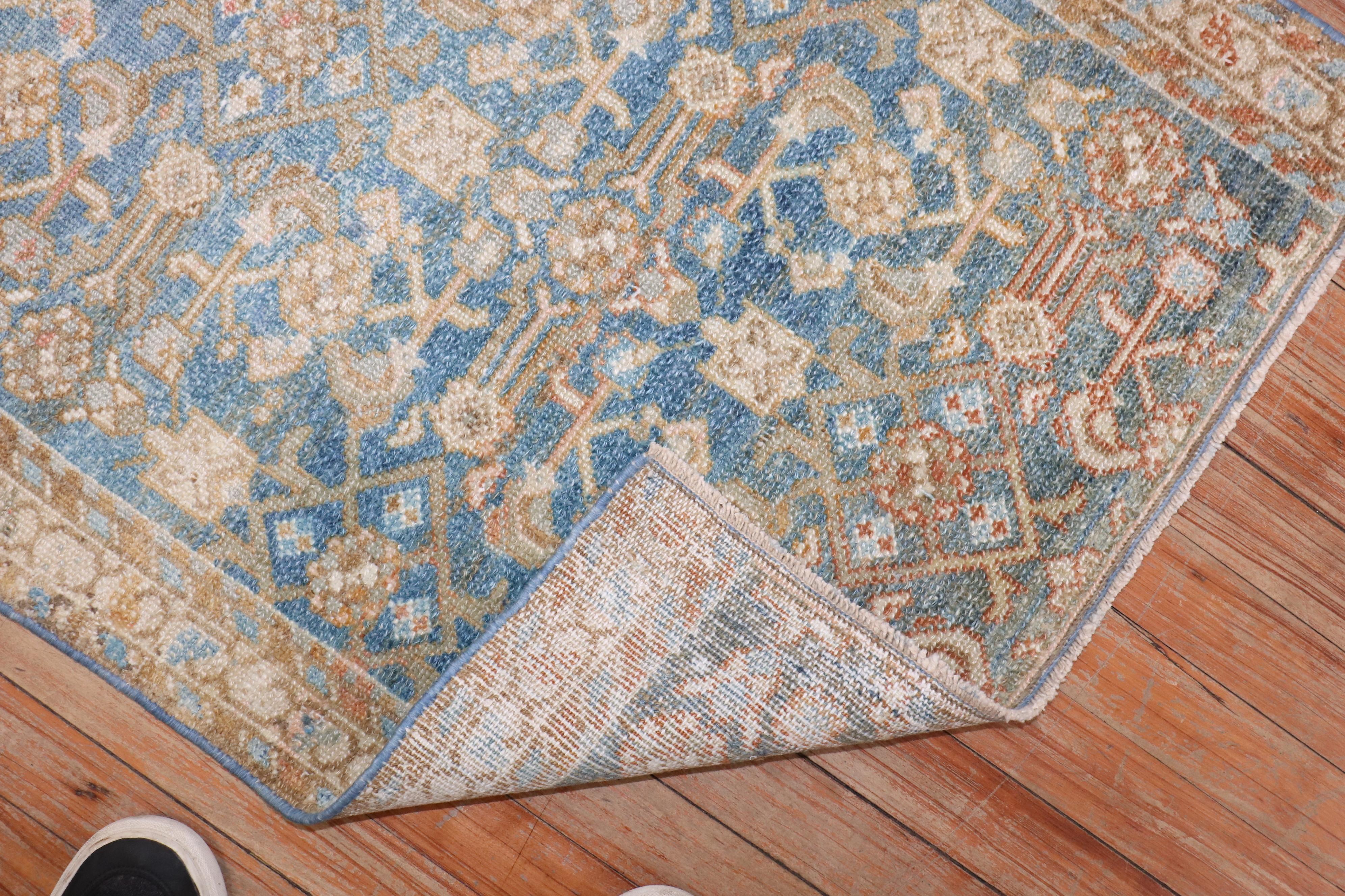 Zabihi Collection Weiches Blau Persisch Malayer Quadratischer Teppich (Wolle) im Angebot