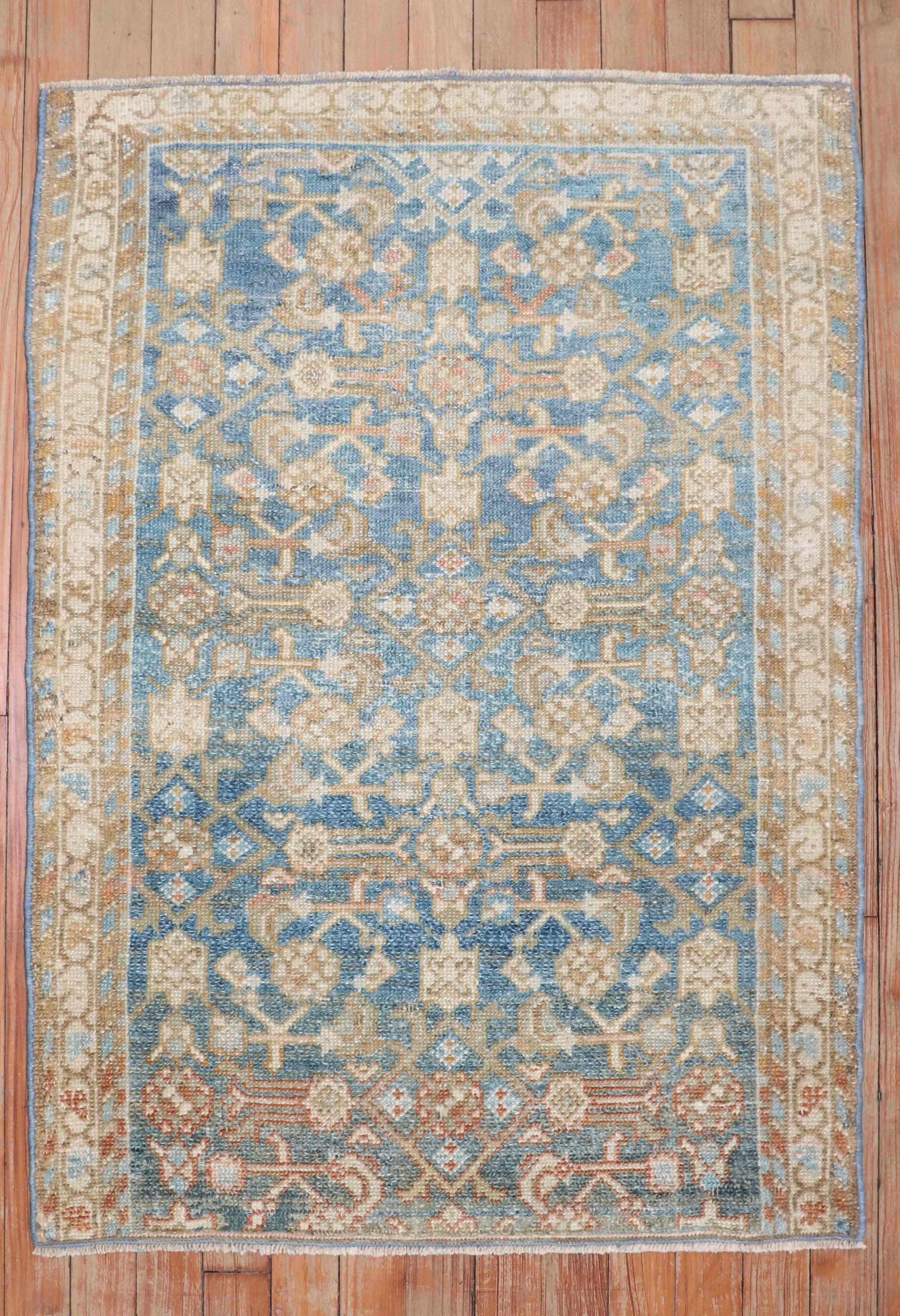 Zabihi Collection Weiches Blau Persisch Malayer Quadratischer Teppich im Angebot 1