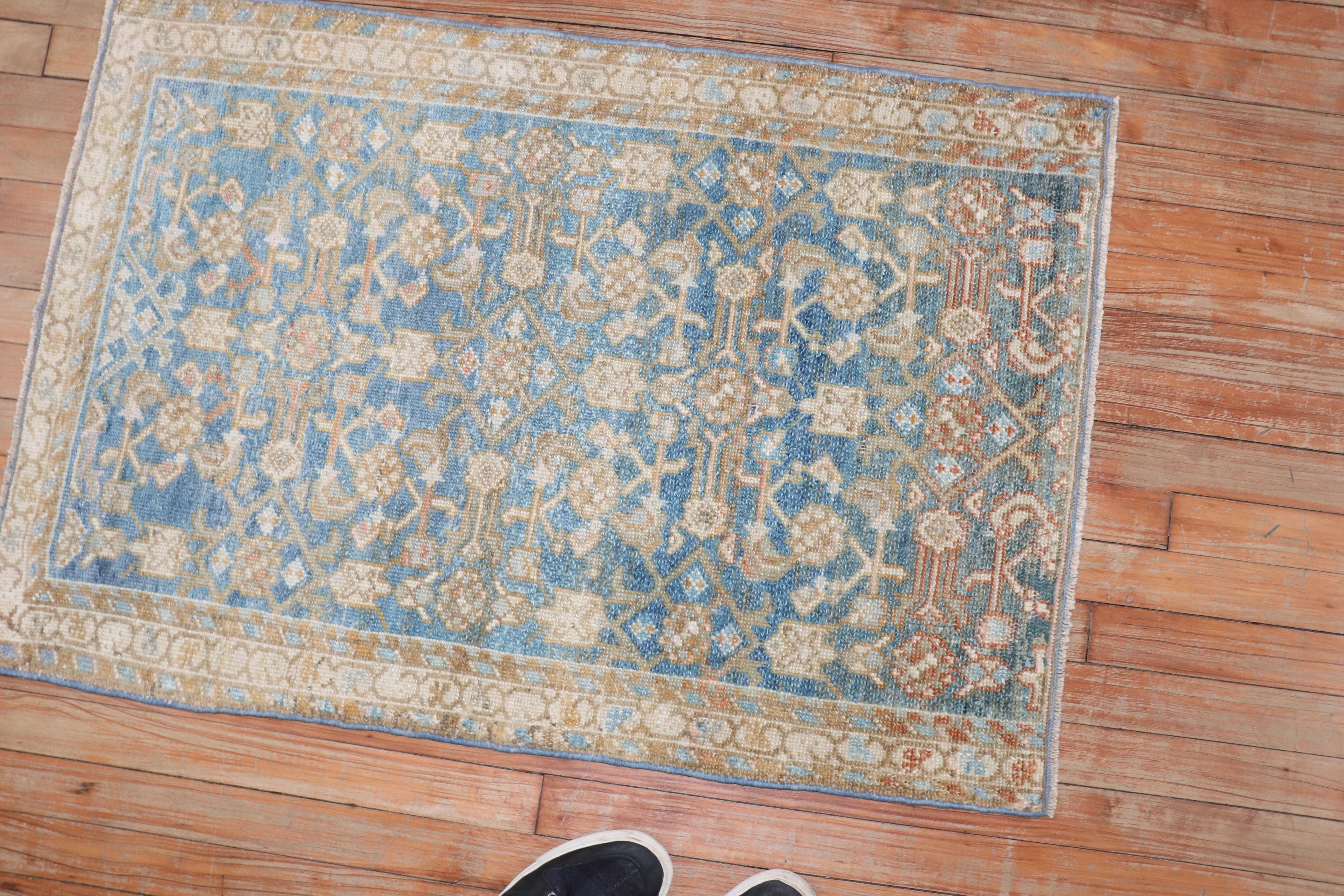 Zabihi Collection Weiches Blau Persisch Malayer Quadratischer Teppich im Angebot 2