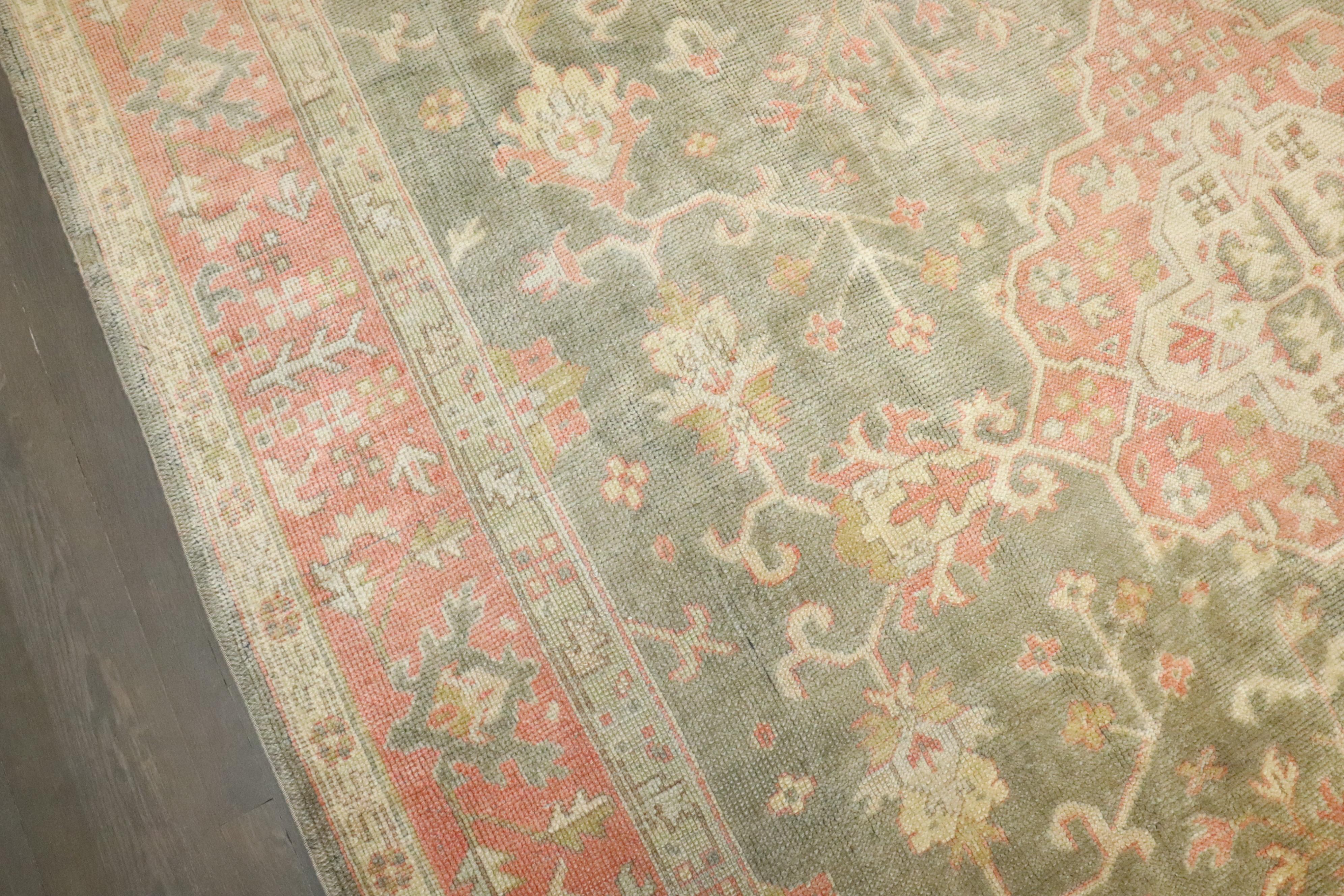 Zabihi Collection Weicher grüner antiker türkischer Oushak-Teppich (20. Jahrhundert) im Angebot