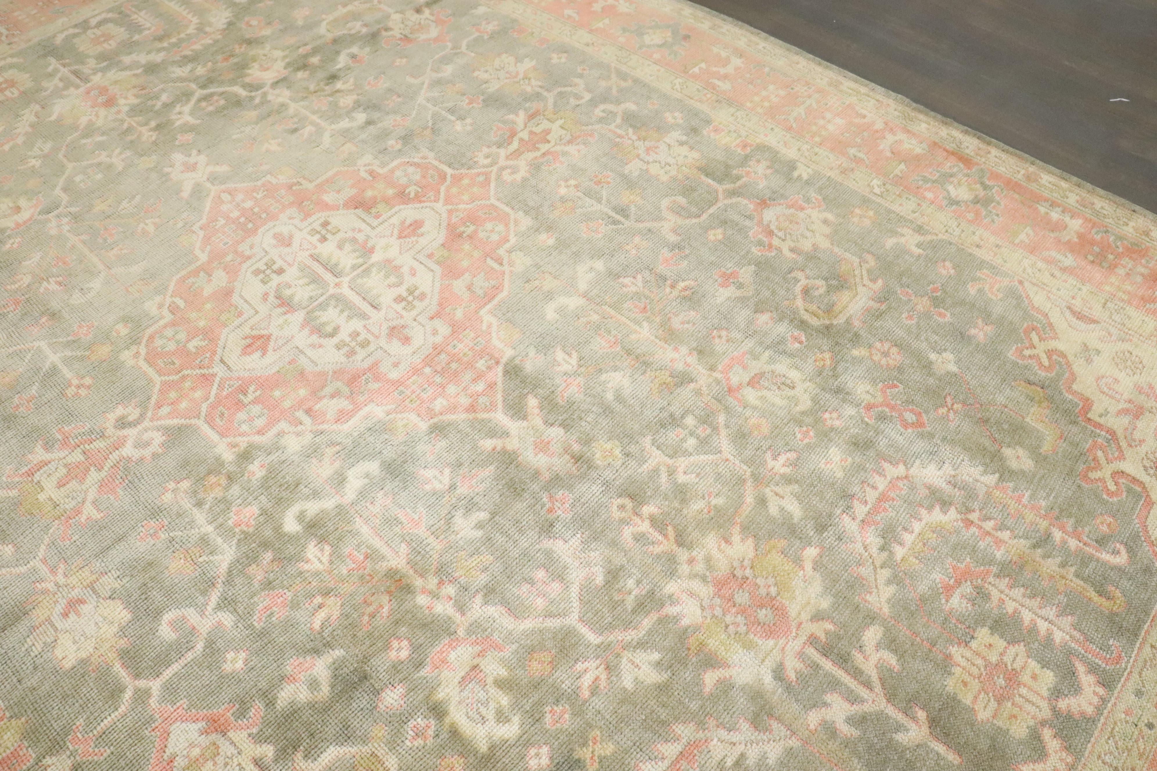 Zabihi Collection Weicher grüner antiker türkischer Oushak-Teppich (Wolle) im Angebot