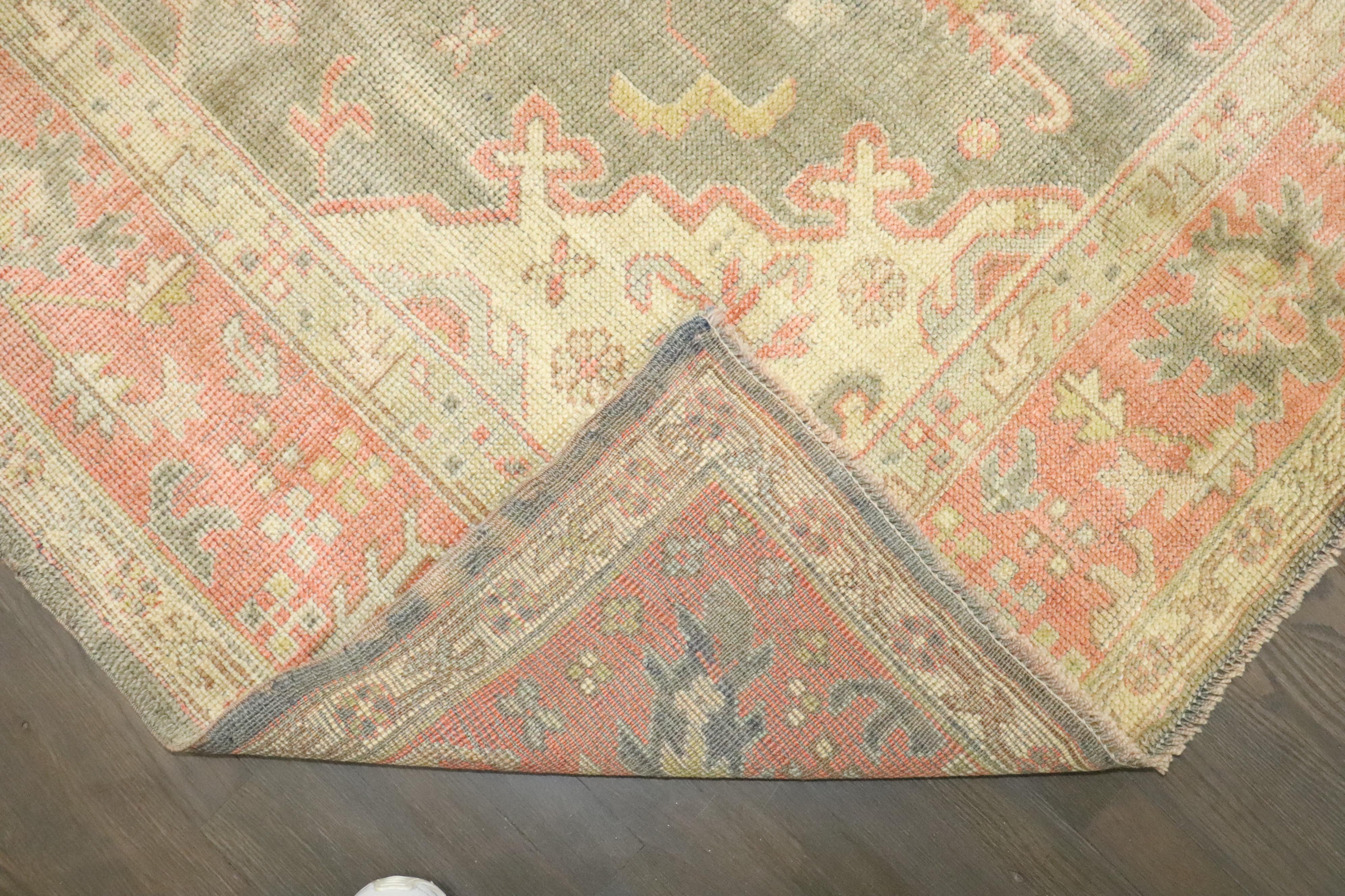 Zabihi Collection Weicher grüner antiker türkischer Oushak-Teppich im Angebot 1