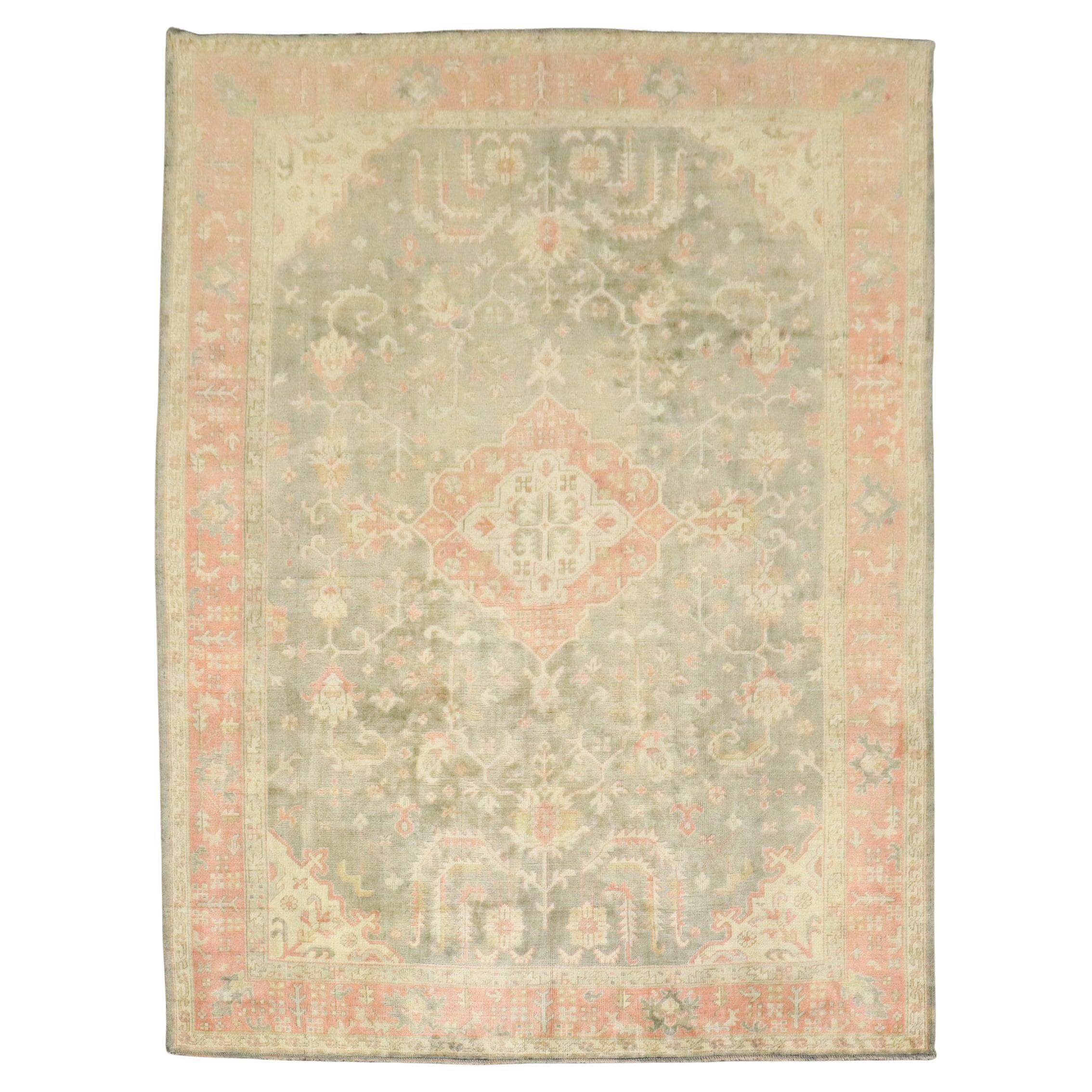 Zabihi Collection Weicher grüner antiker türkischer Oushak-Teppich im Angebot