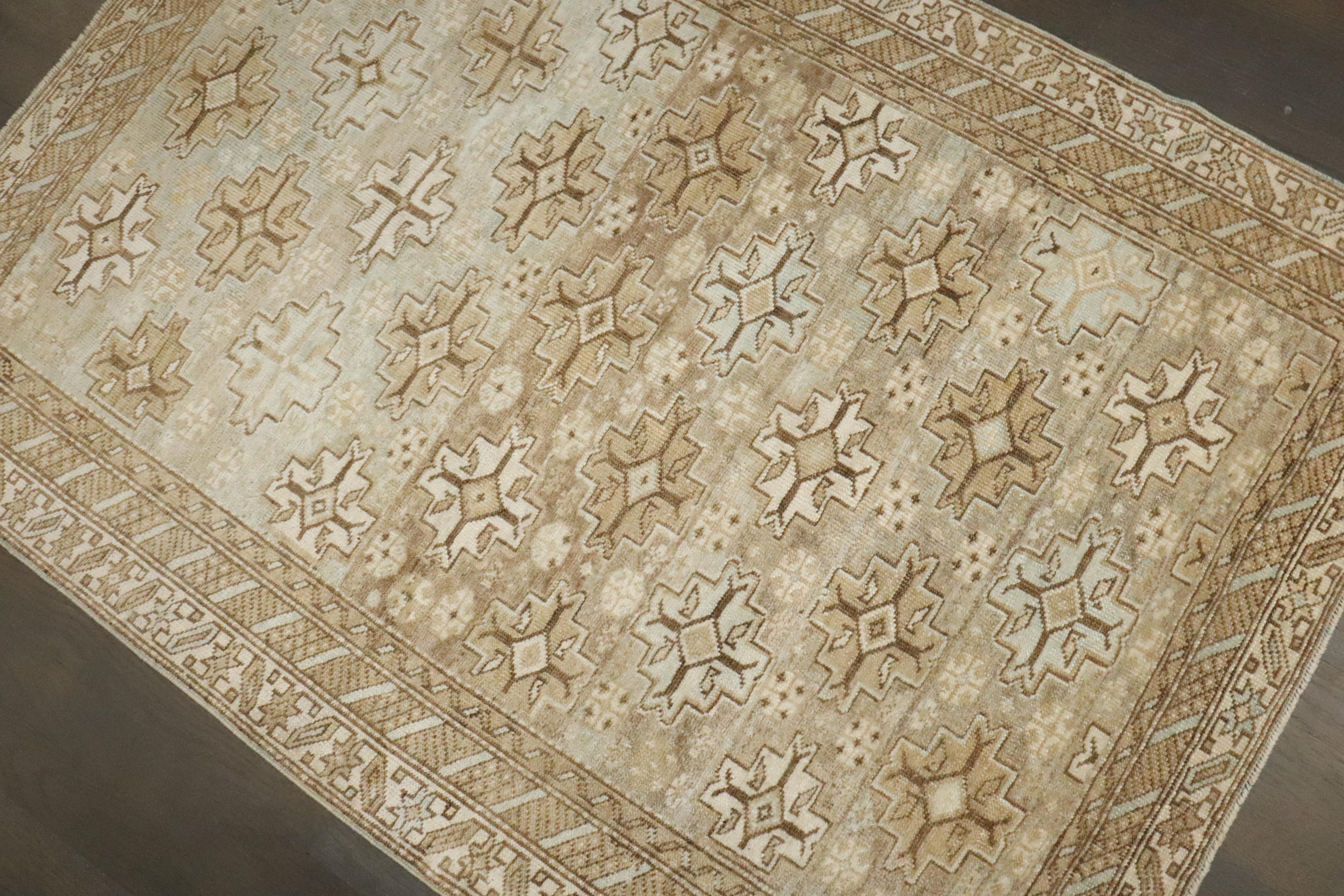 Zabihi Collection Soft Green Gray Perpedil Kaukasischer Schirwan-Teppich (Stammeskunst) im Angebot