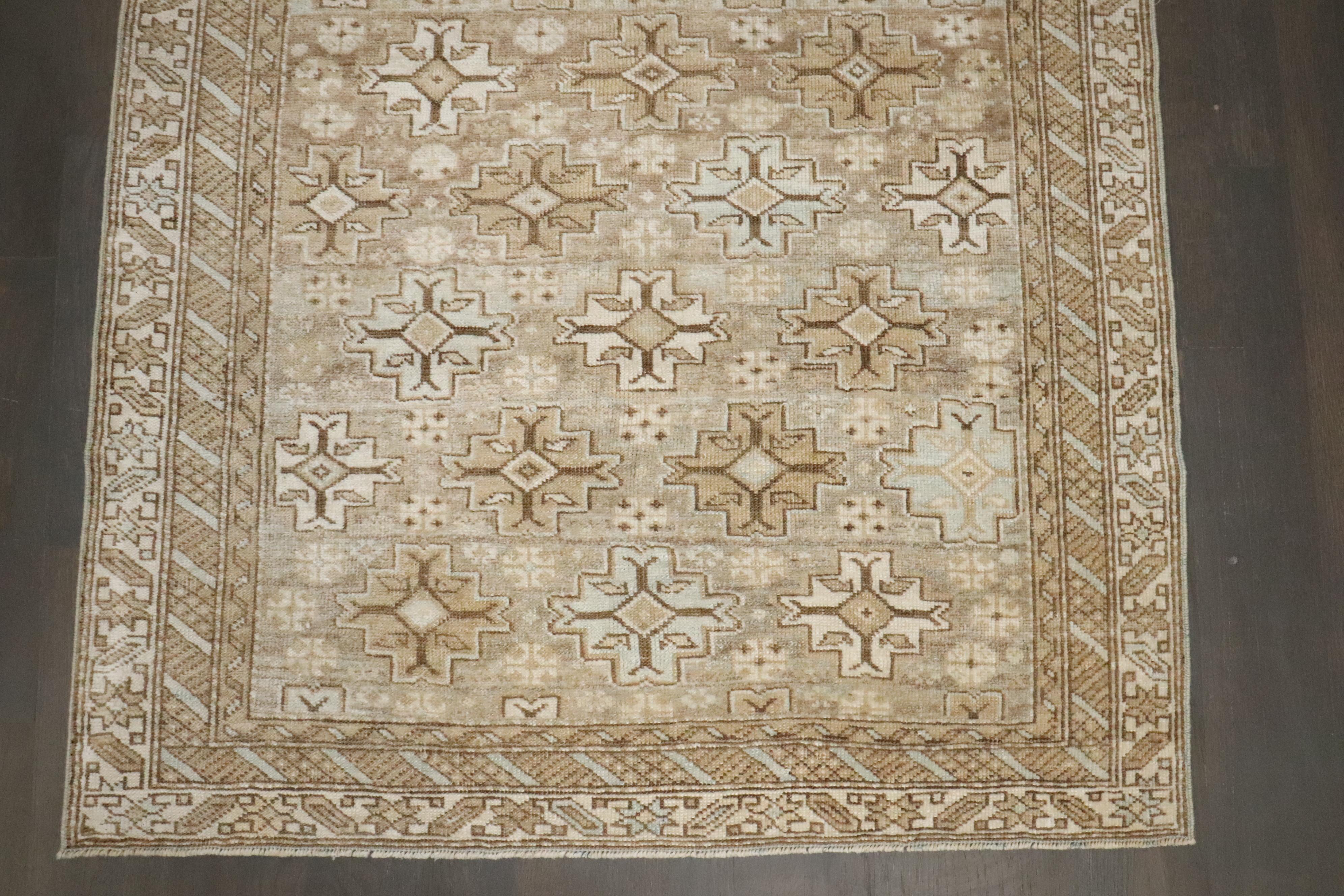 Zabihi Collection Soft Green Gray Perpedil Kaukasischer Schirwan-Teppich (Handgeknüpft) im Angebot