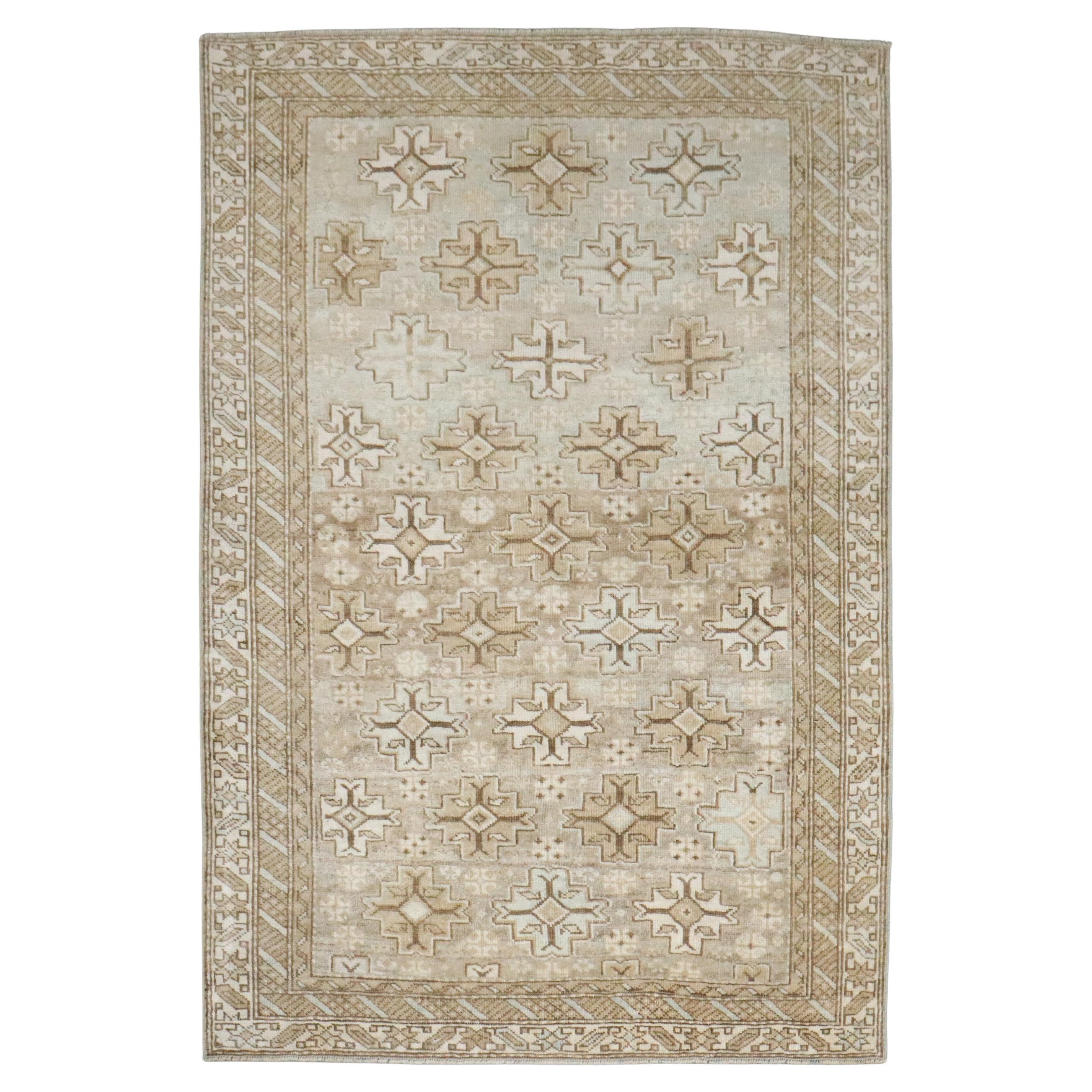 Zabihi Collection Soft Green Gray Perpedil Kaukasischer Schirwan-Teppich