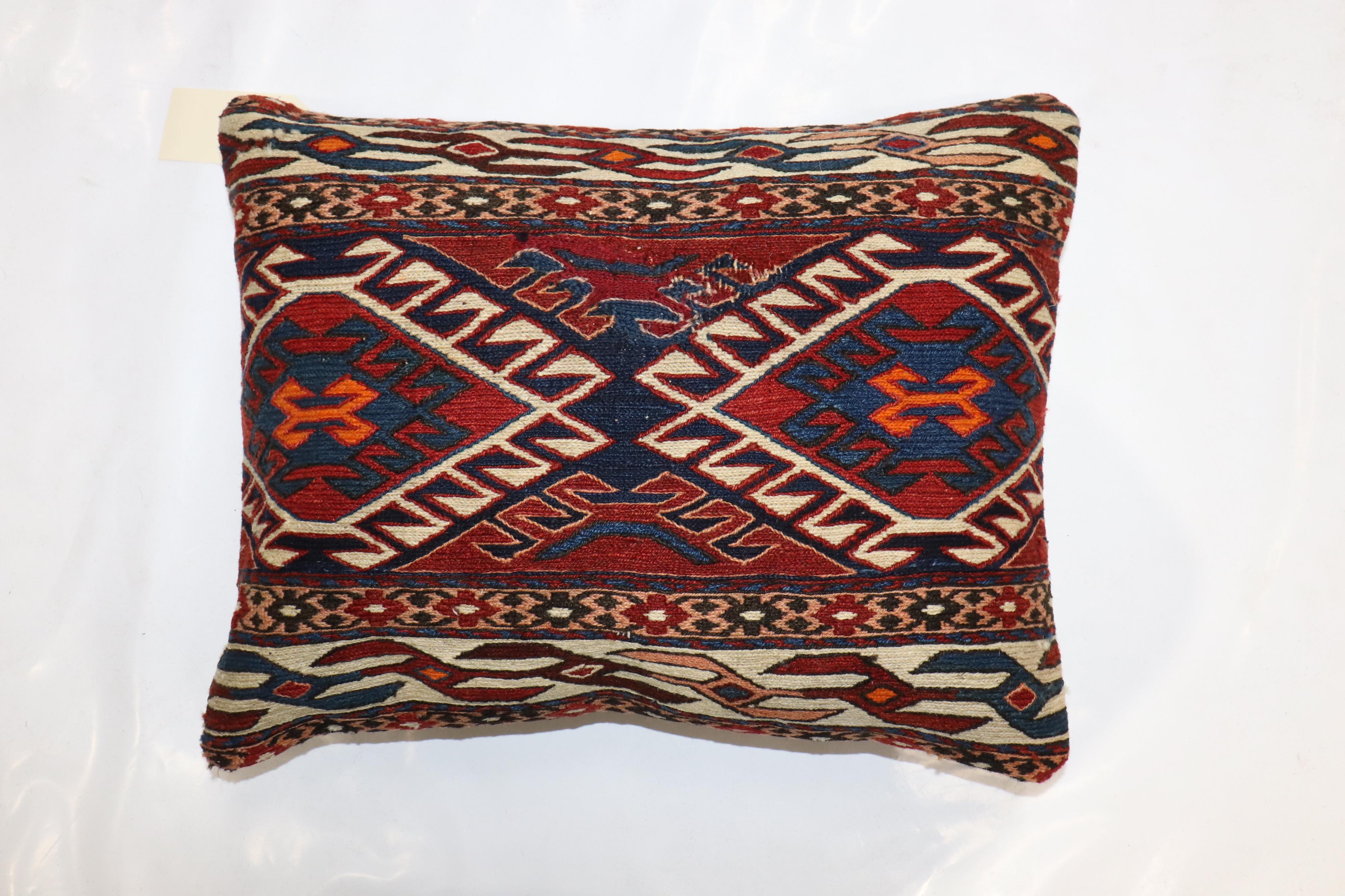 Oreiller fabriqué à partir d'un tapis persan Soumac à tissage plat.

1'3'' x 1'7''