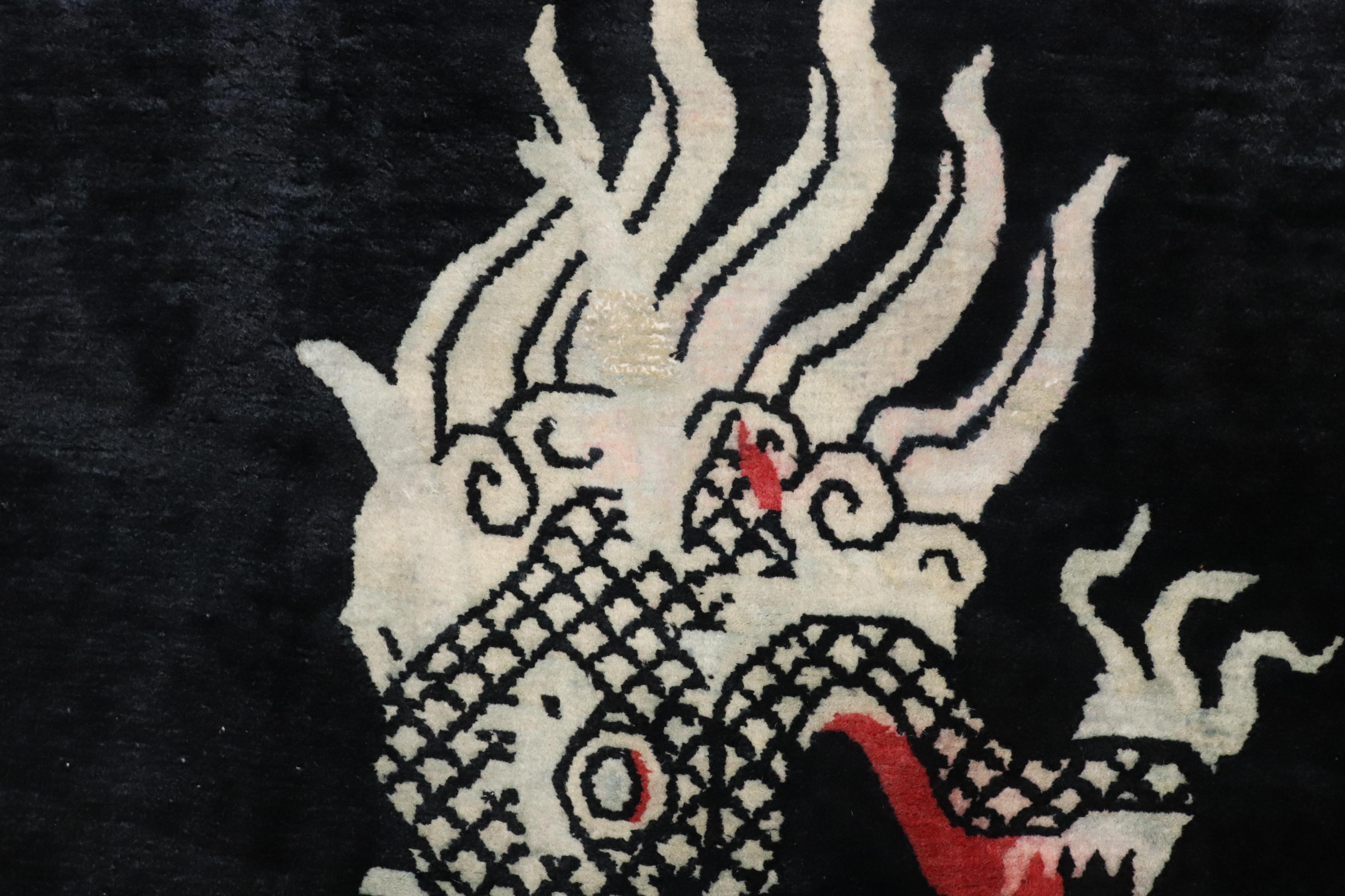 ein tibetischer Teppich aus dem 3. Quartal des 20. Jahrhunderts mit einem Drachen auf einem einfarbig schwarzen, randlosen Feld

Einzelheiten
Teppich nein.	j3661
Größe	5' x 5' 10