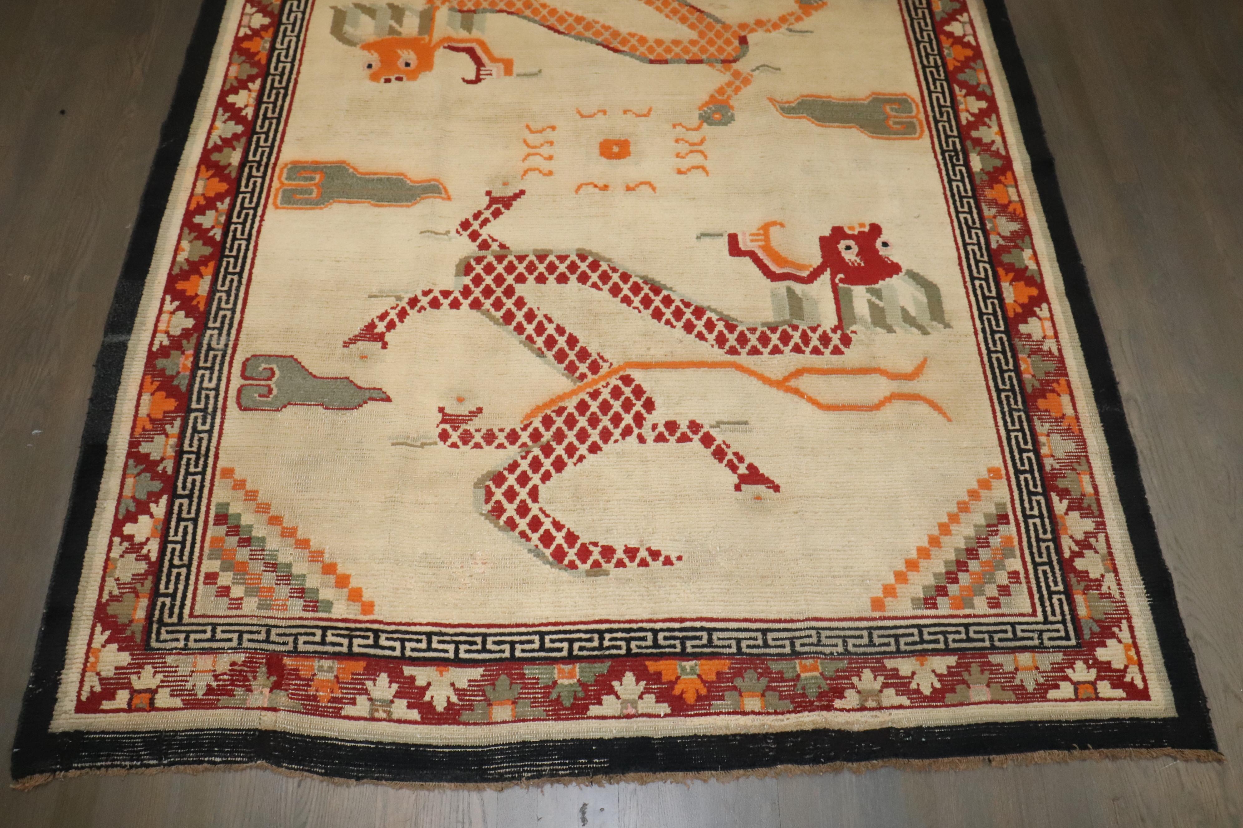 un tapis tibétain du milieu du XXe siècle à motif de dragon et à fond ivoire

Détails
rug no.	j4586
taille	5' 11