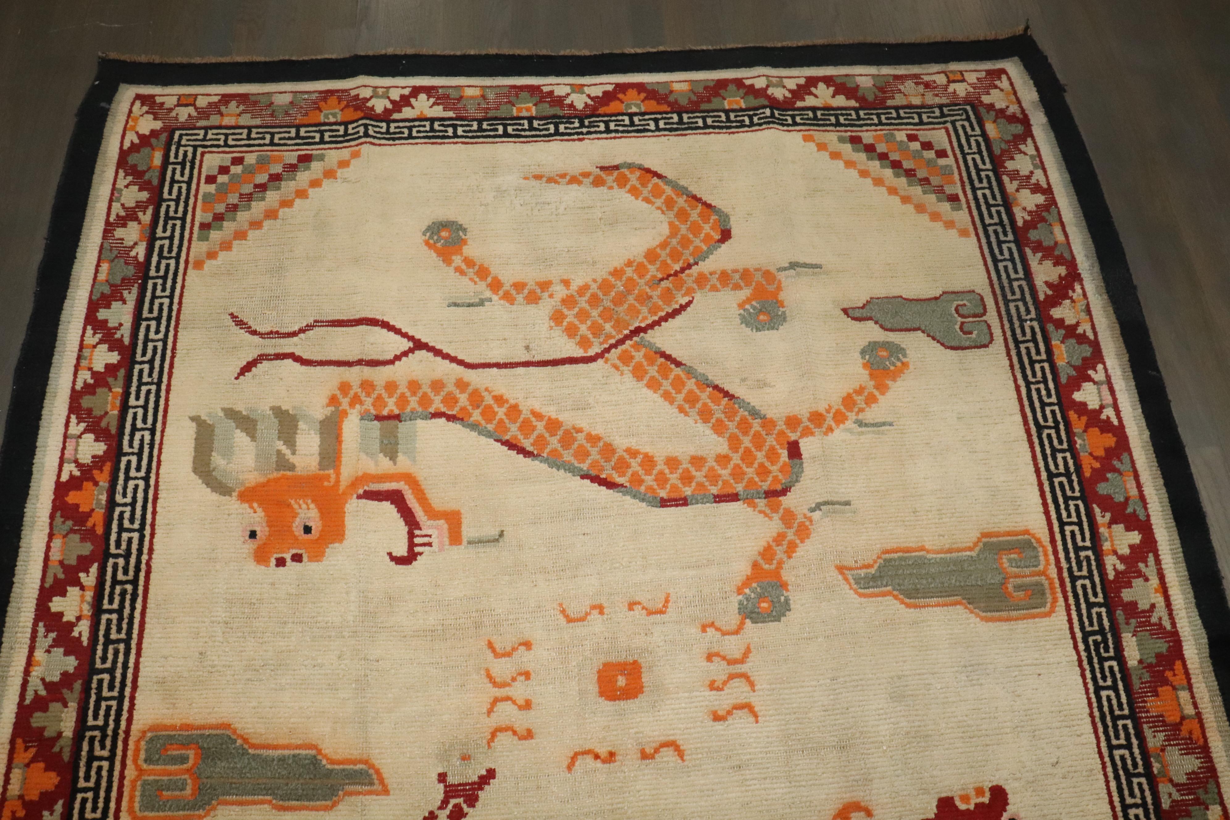 Agra Tapis tibétain vintage carré Dragon de la collection Zabihi en vente