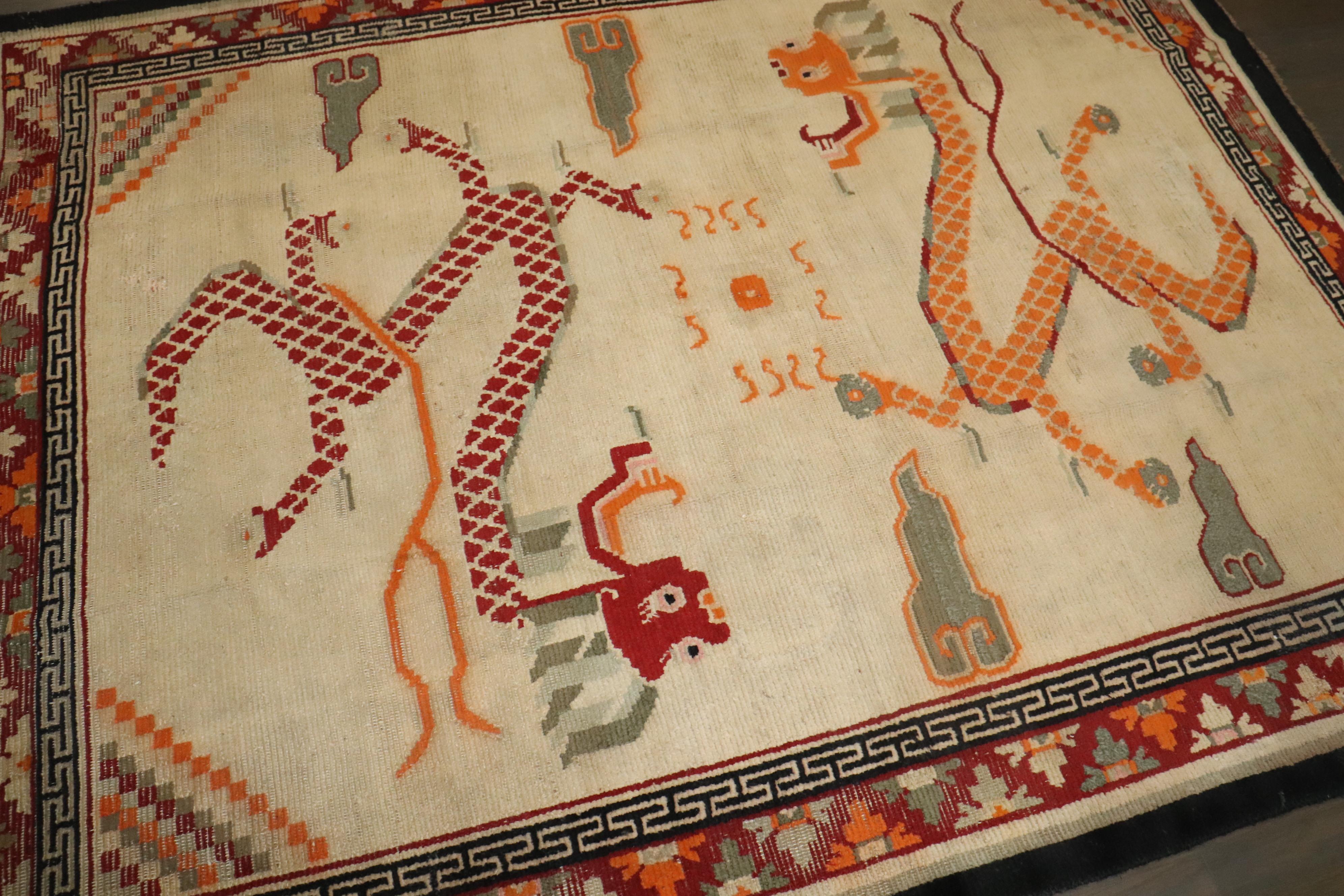 Noué à la main Tapis tibétain vintage carré Dragon de la collection Zabihi en vente