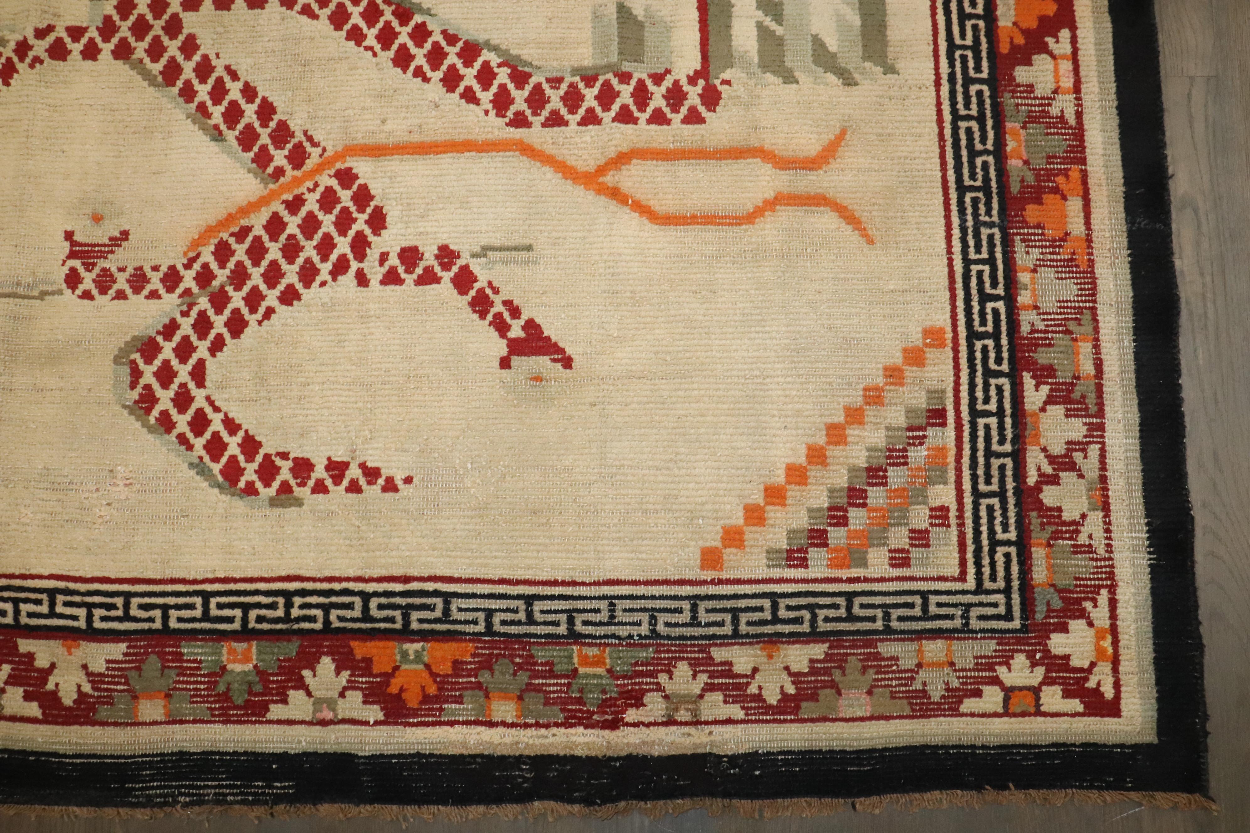 Tapis tibétain vintage carré Dragon de la collection Zabihi Bon état - En vente à New York, NY