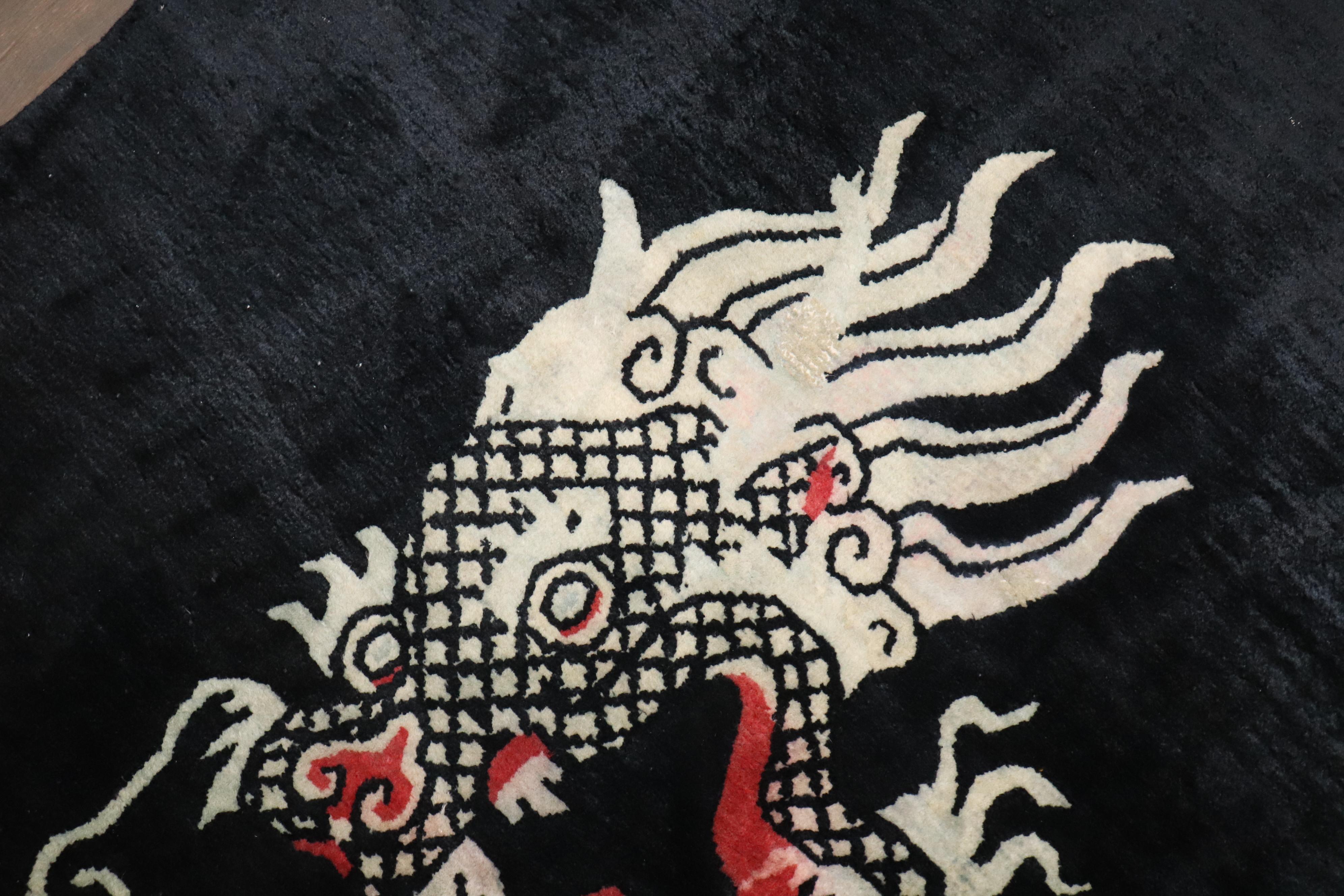 Zabihi Collection Quadratischer Drache Vintage Tibetischer Teppich (20. Jahrhundert) im Angebot