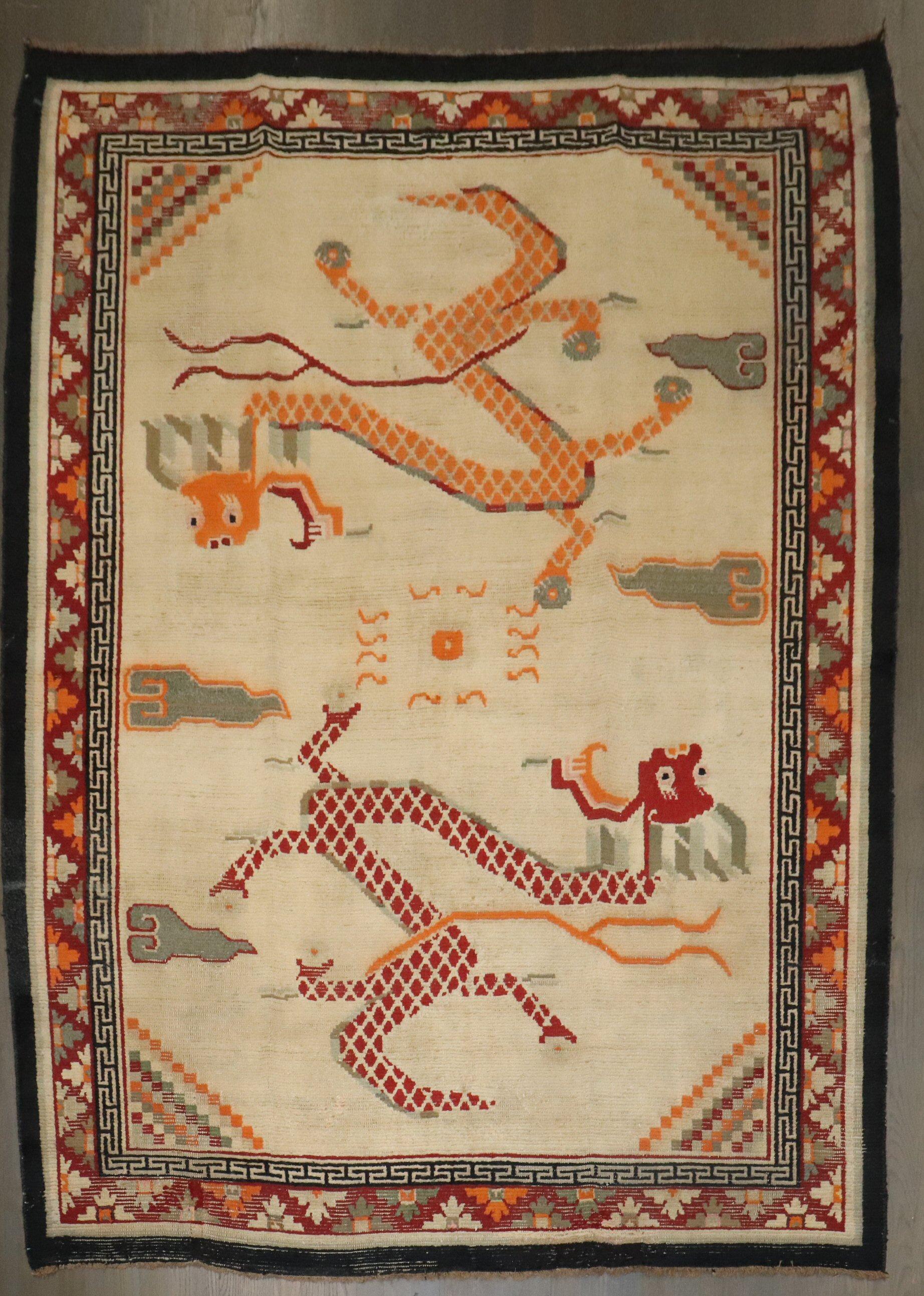 Laine Tapis tibétain vintage carré Dragon de la collection Zabihi en vente