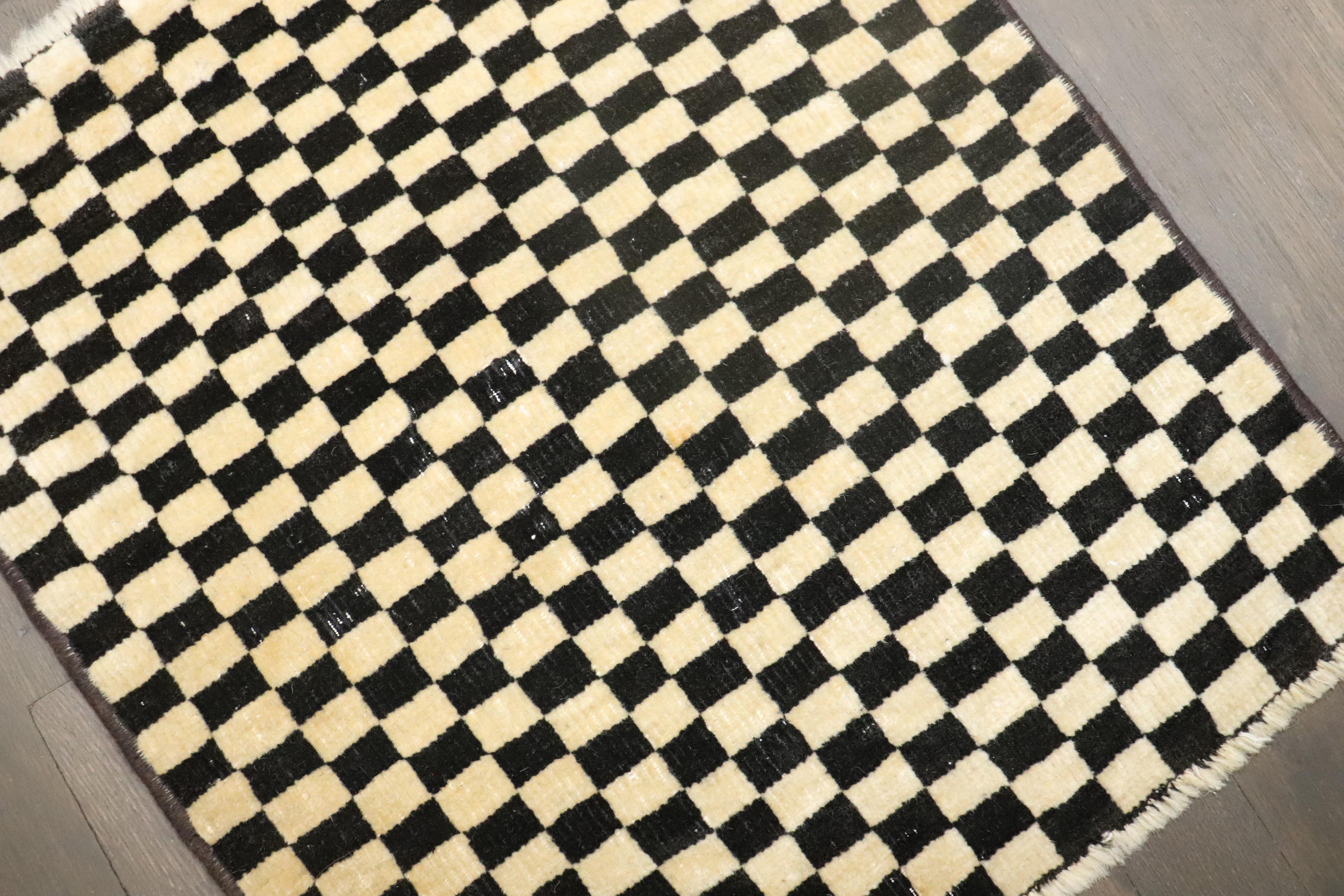 Zabihi Collection Square Mini Checkerboard Vintage Türkischer Teppich im Zustand „Gut“ im Angebot in New York, NY