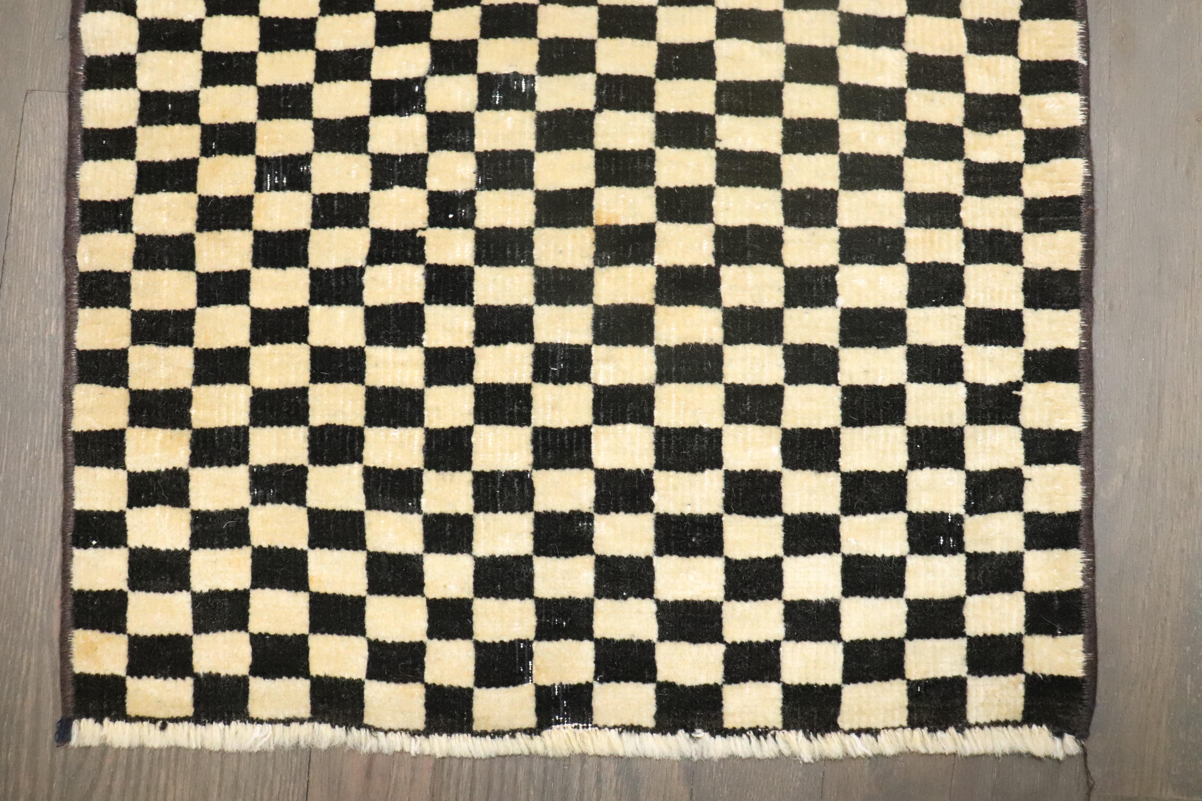 Zabihi Collection Square Mini Checkerboard Vintage Türkischer Teppich (20. Jahrhundert) im Angebot