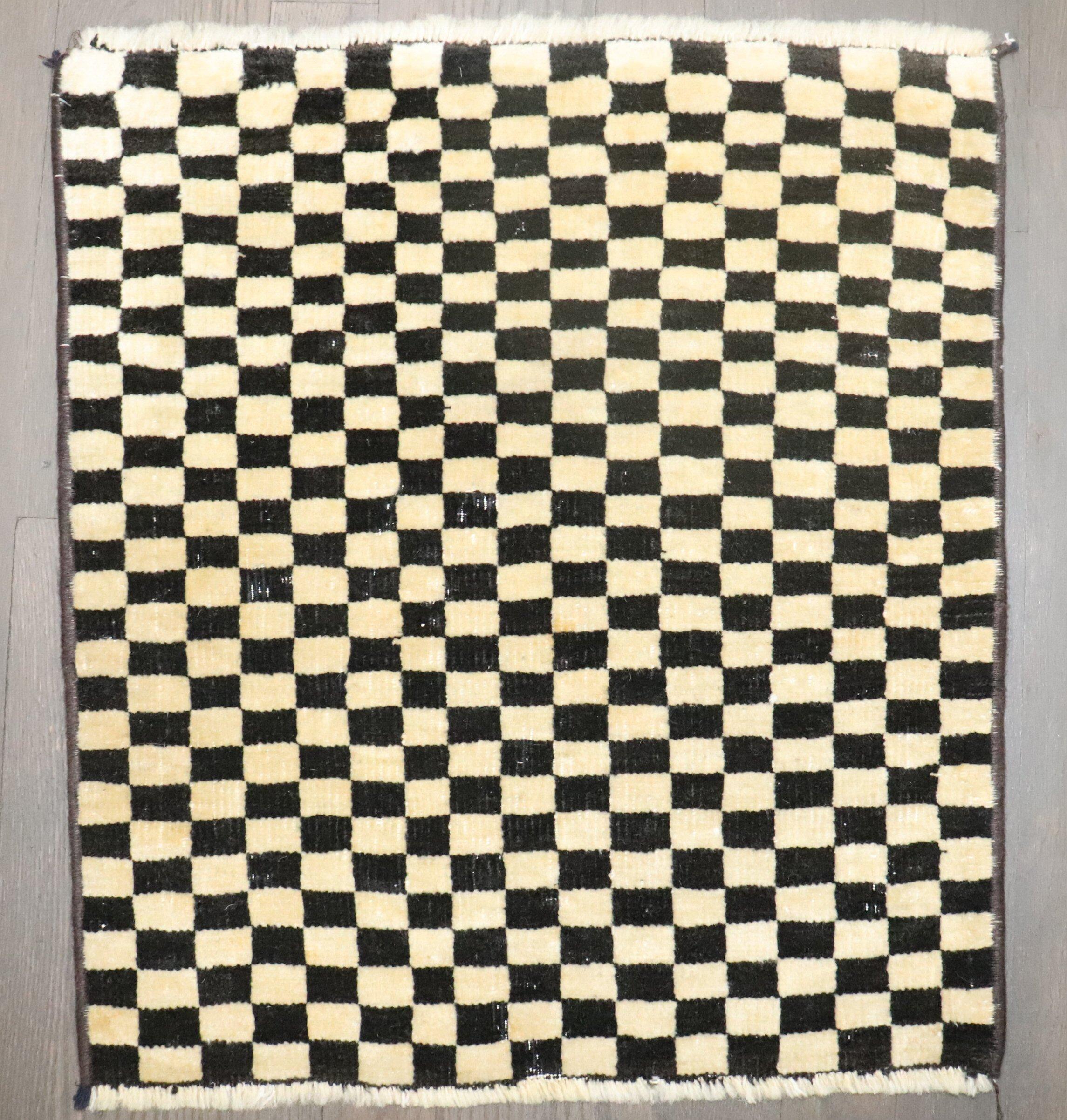 ein türkischer Teppich mit Schachbrettmuster aus der Mitte des 20.

Einzelheiten
Teppich nein.	j4235
Größe	1' 7