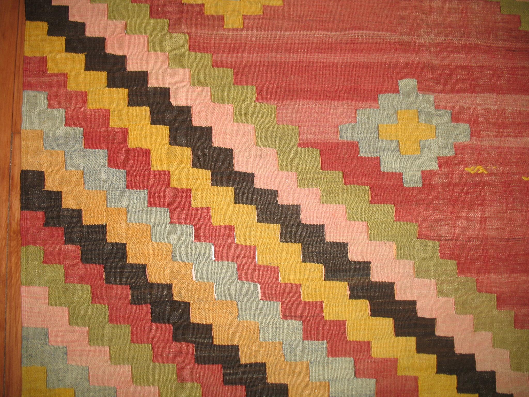 Turco Kilim turco quadrato della collezione Zabihi, dimensioni della stanza. in vendita
