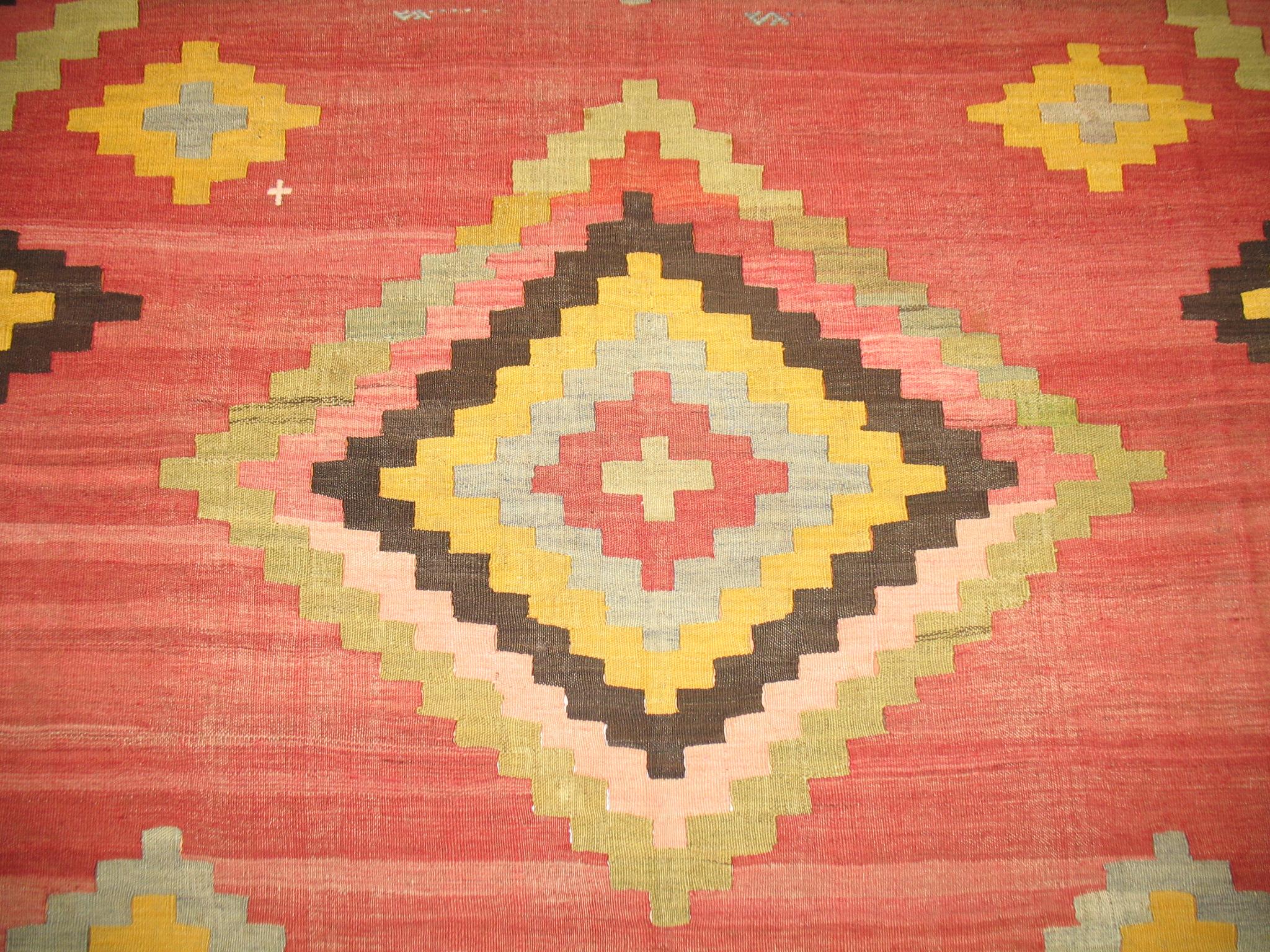 Annodato a mano Kilim turco quadrato della collezione Zabihi, dimensioni della stanza. in vendita
