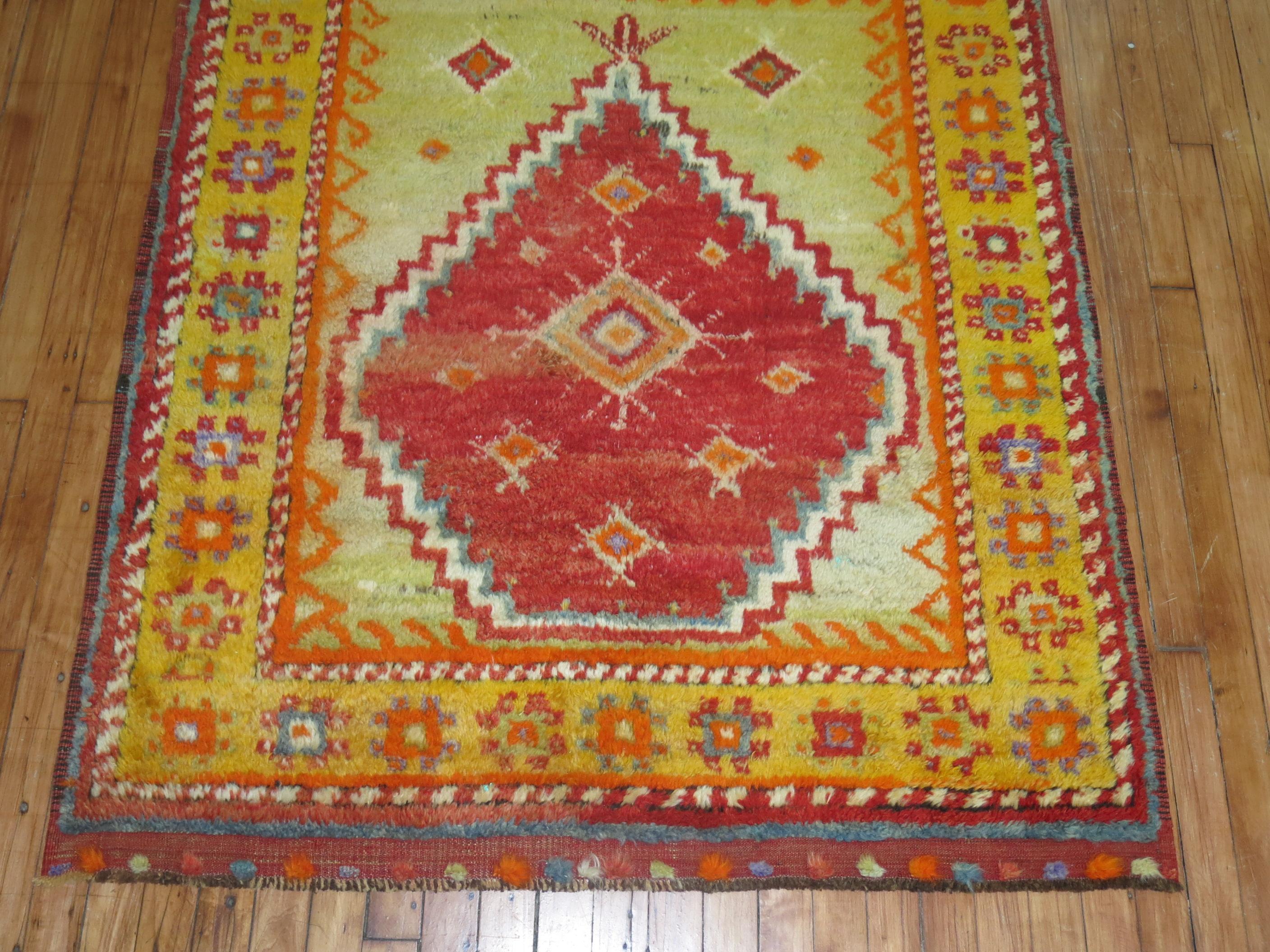 Un tappeto da preghiera turco Tulu con colori saturi in cui predomina il rosso. Tonalità verde lime e arancione

Misure: 4' x 4'9