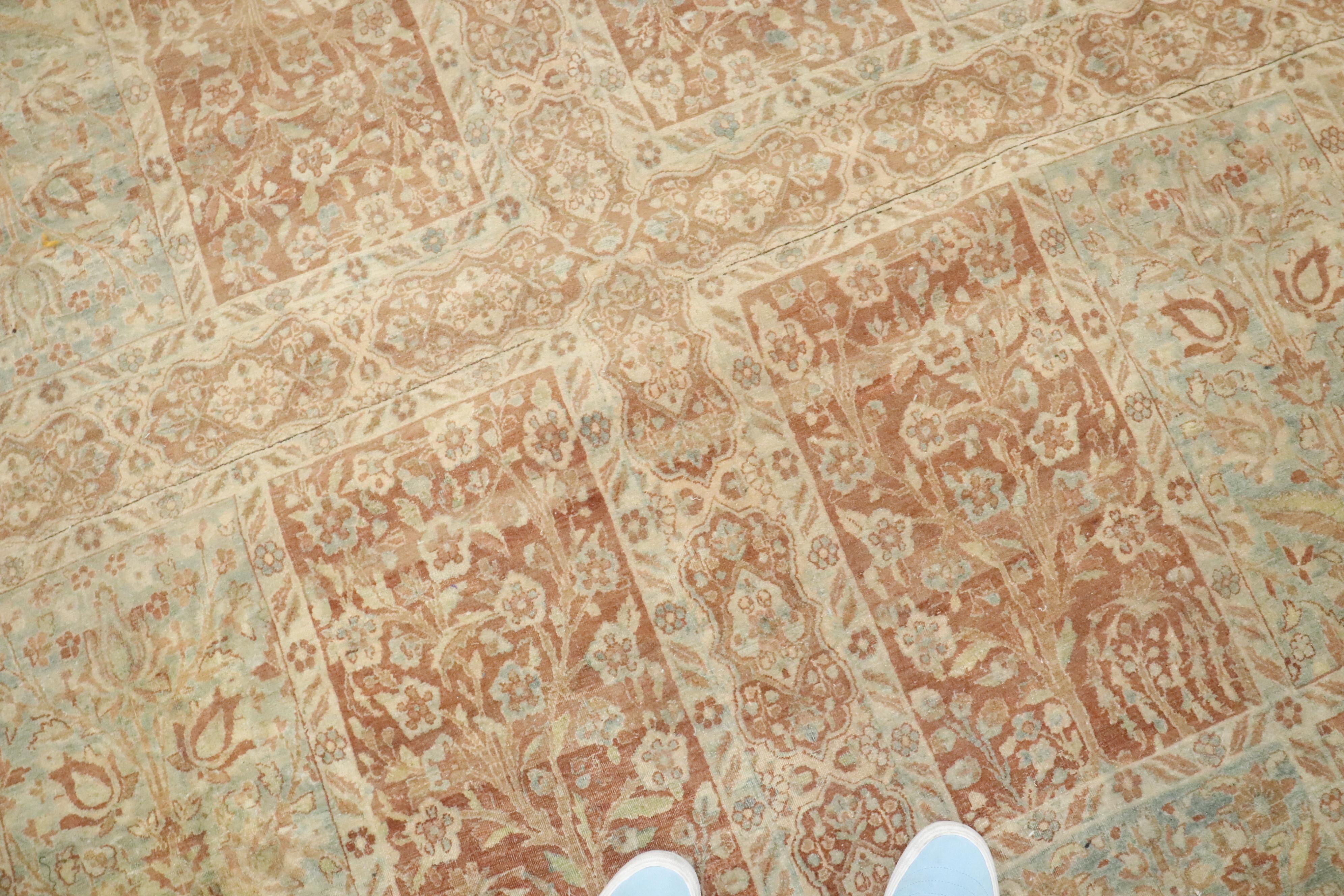 un tapis persan de Kerman de la fin du 19e siècle, dans des tons miel, présentant des motifs de jardin sur toute sa surface

Détails
rug no.	10830
taille	12' 5