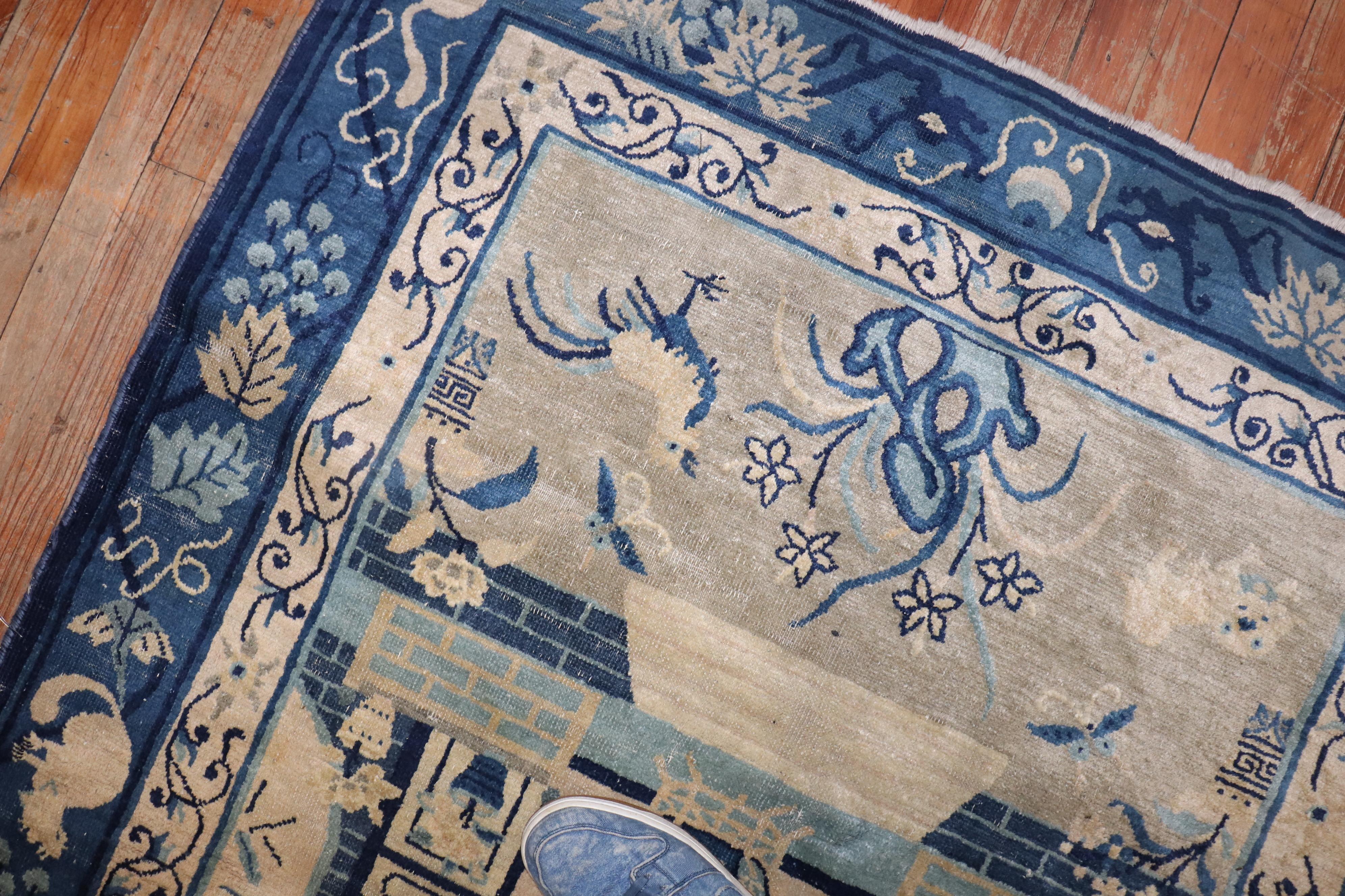 Antiker chinesischer orientalischer Teppich der Zabihi-Kollektion in Hellbraun und Blau aus dem frühen 20. Jahrhundert (Wolle) im Angebot