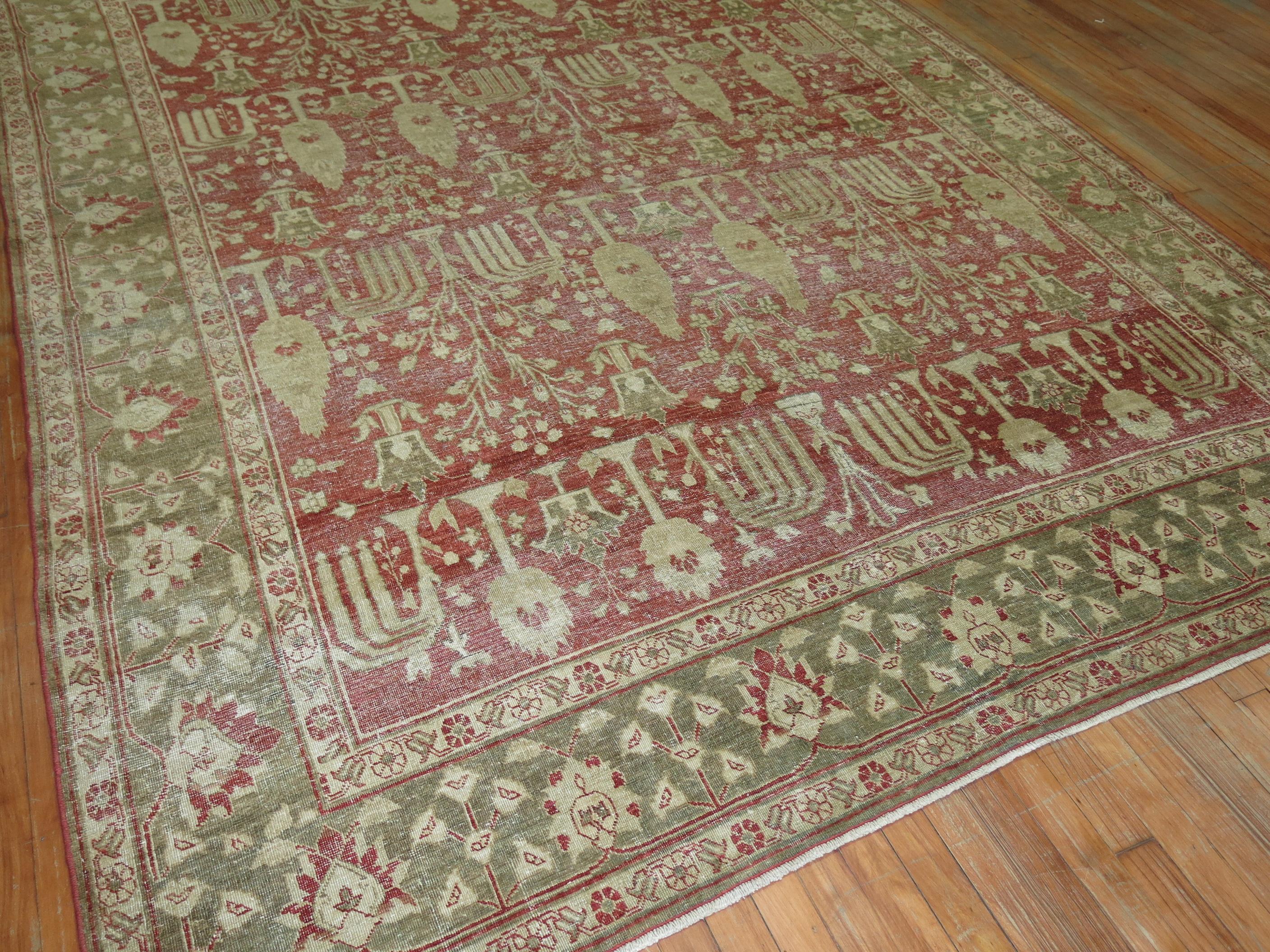 Zabihi Collection Baummotiv Antiker persischer abgetragener Teppich (Persisch) im Angebot