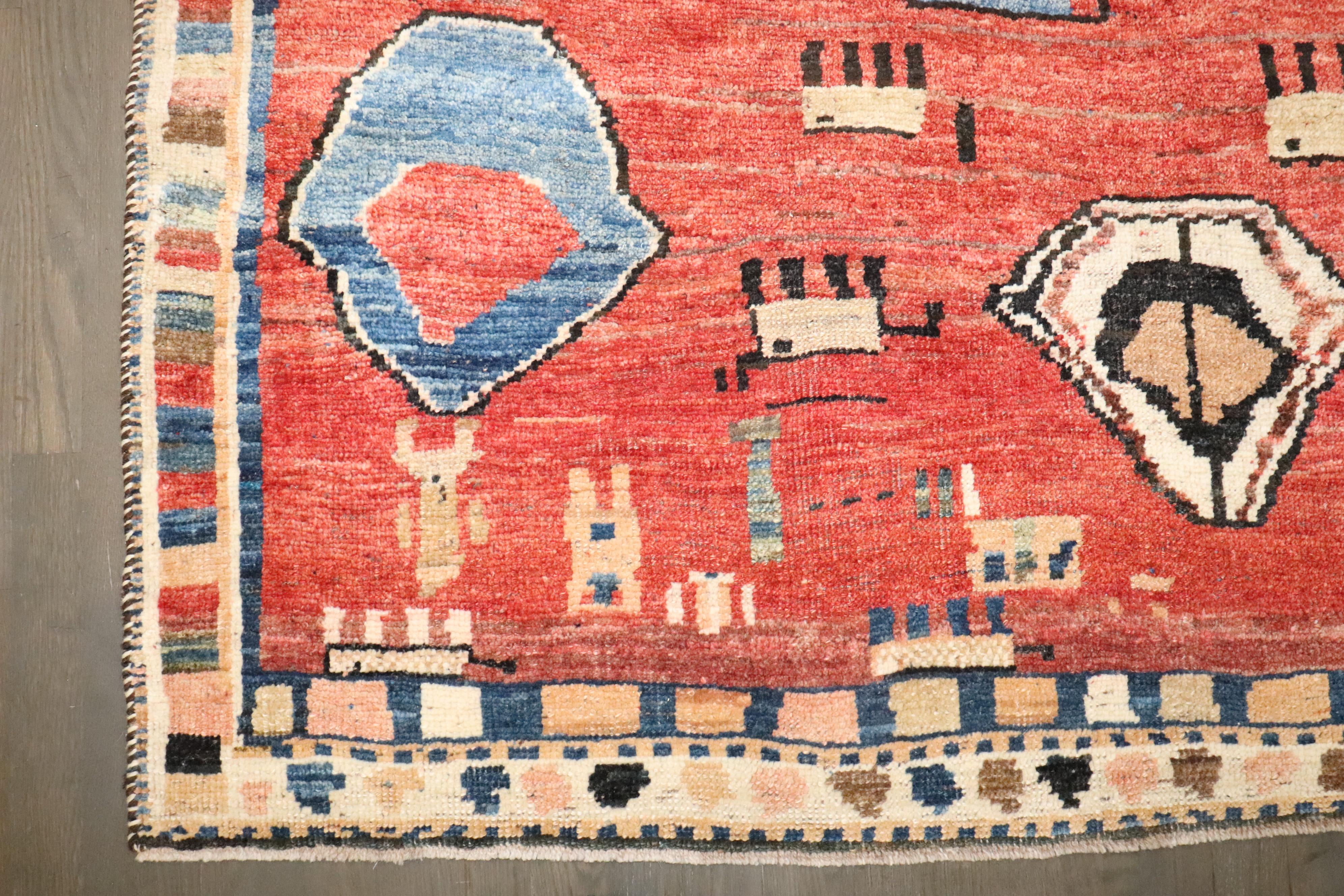 Tappeto Zabihi Collection Tribal Abstract Antique Persian Gabbeh In condizioni buone in vendita a New York, NY