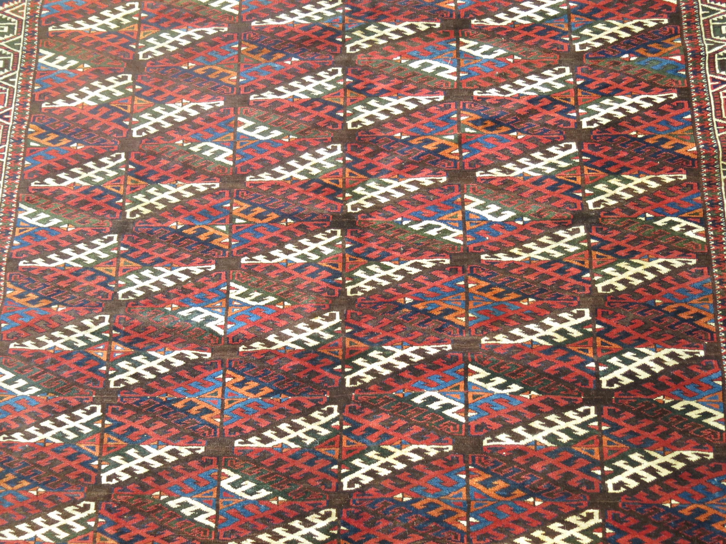 Una clásica alfombra turcomana antigua de principios del siglo XX

Detalles
alfombra no.	r4850
talla	6' 4