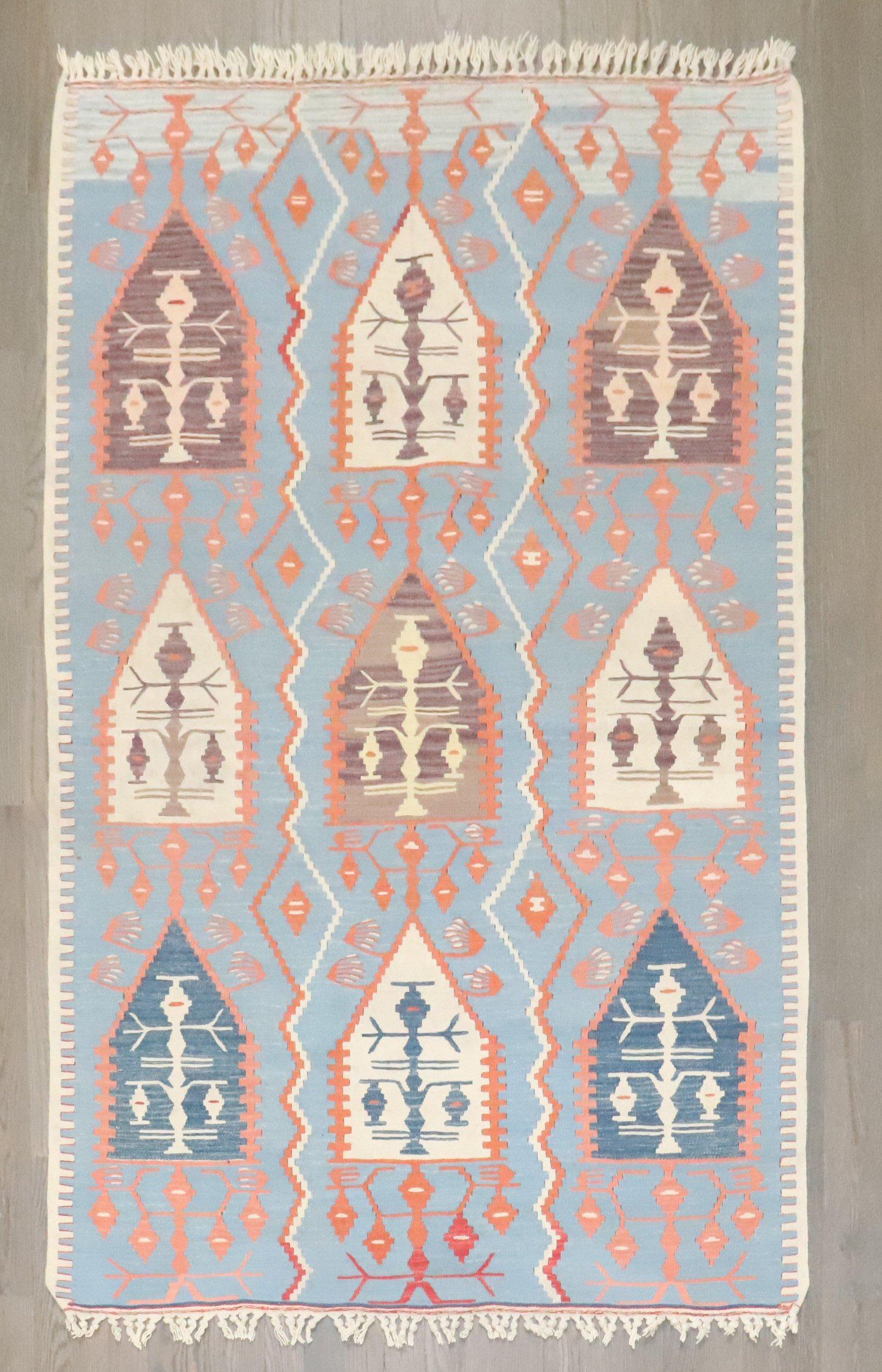 ein türkischer Stammeskelim aus der Mitte des 20. Jahrhunderts in überwiegendem Hellblau

Maße: 3'7'' x 5'5''

