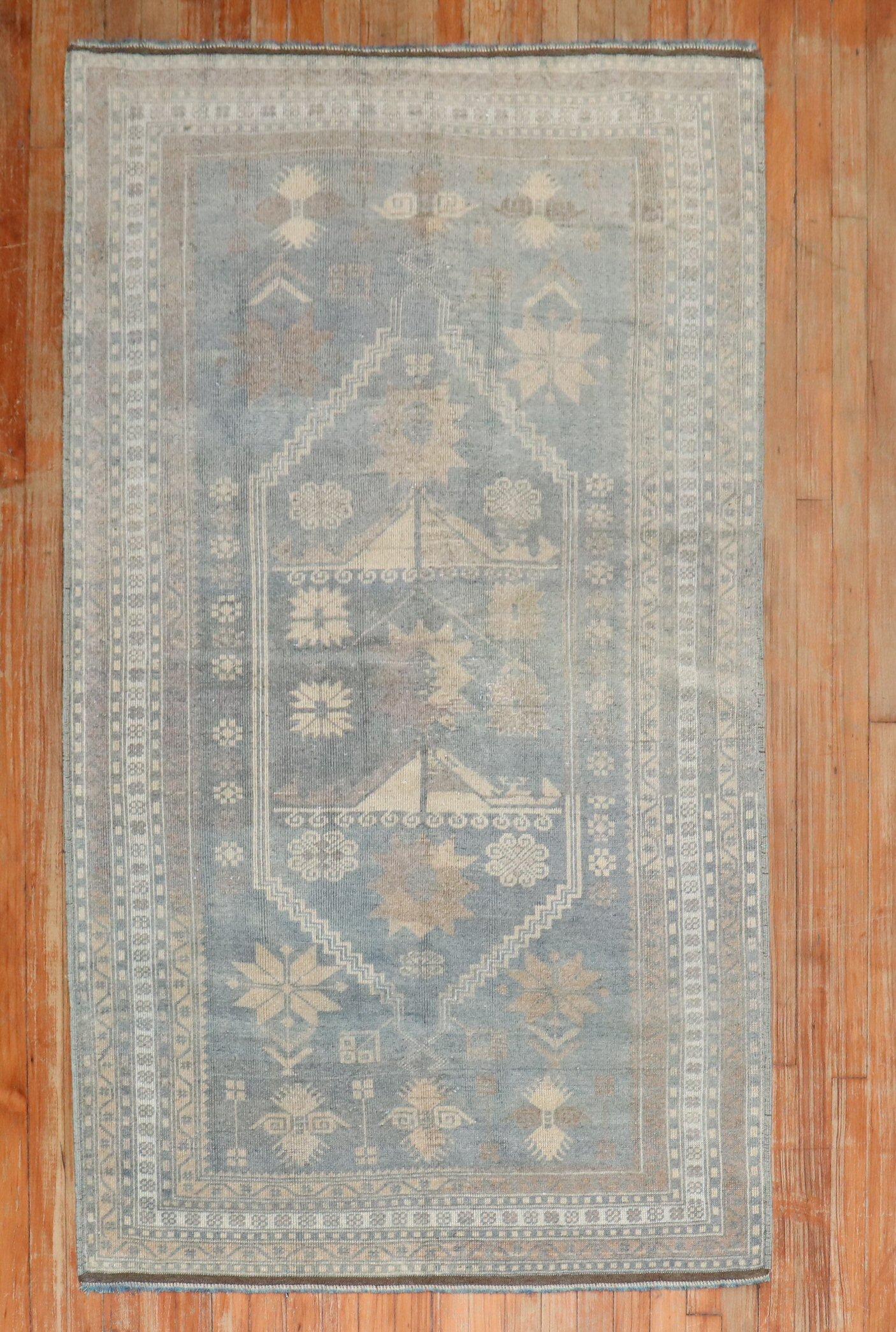 3. Quartal des 20. Jahrhunderts Türkischer Vintage-Teppich mit einem Stammesmotiv in überwiegendem Blau

Einzelheiten
Teppich nein.	j3353
Größe	3' 7