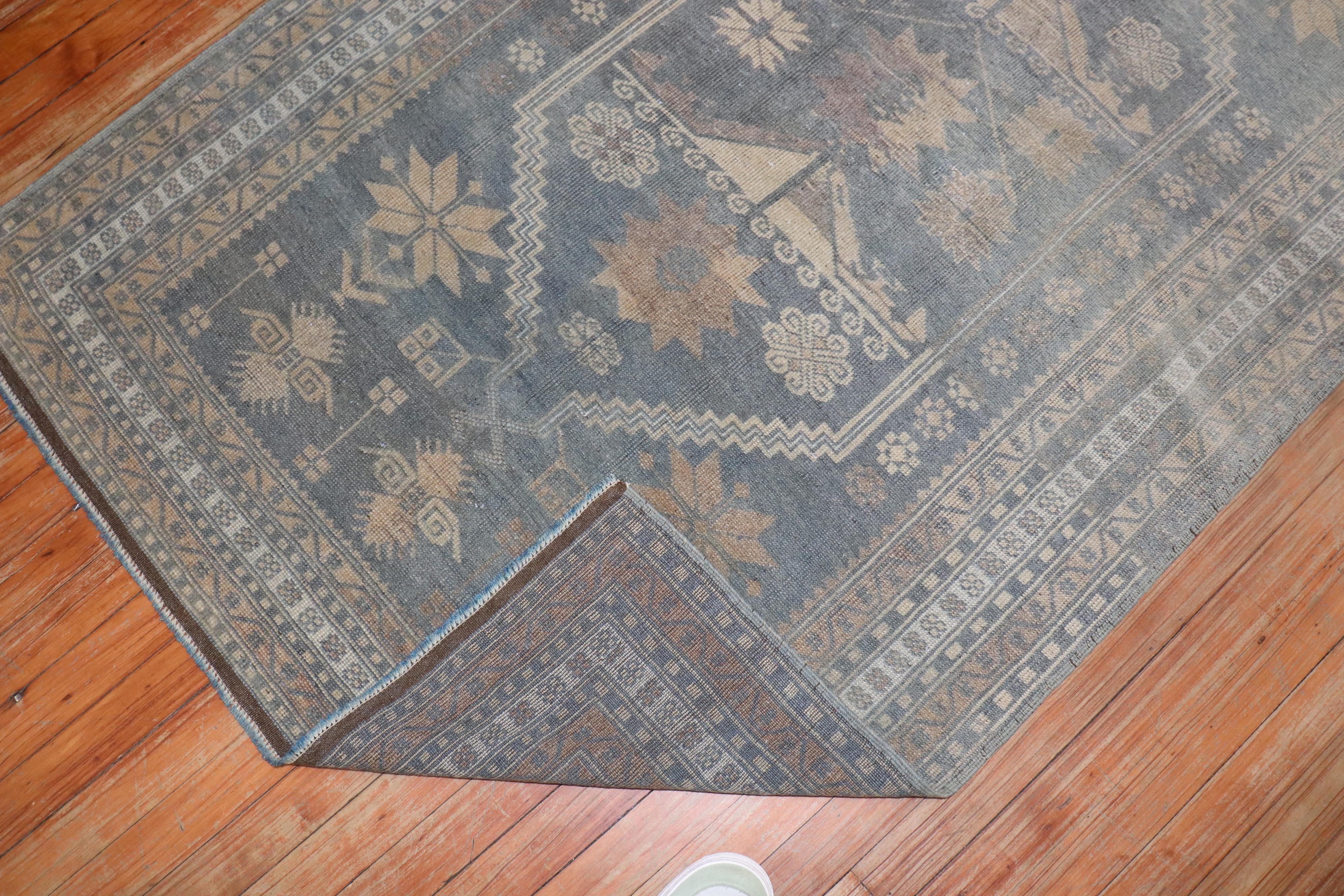 Zabihi Kollektion Stammesblauer türkischer Vintage-Teppich (Türkisch) im Angebot