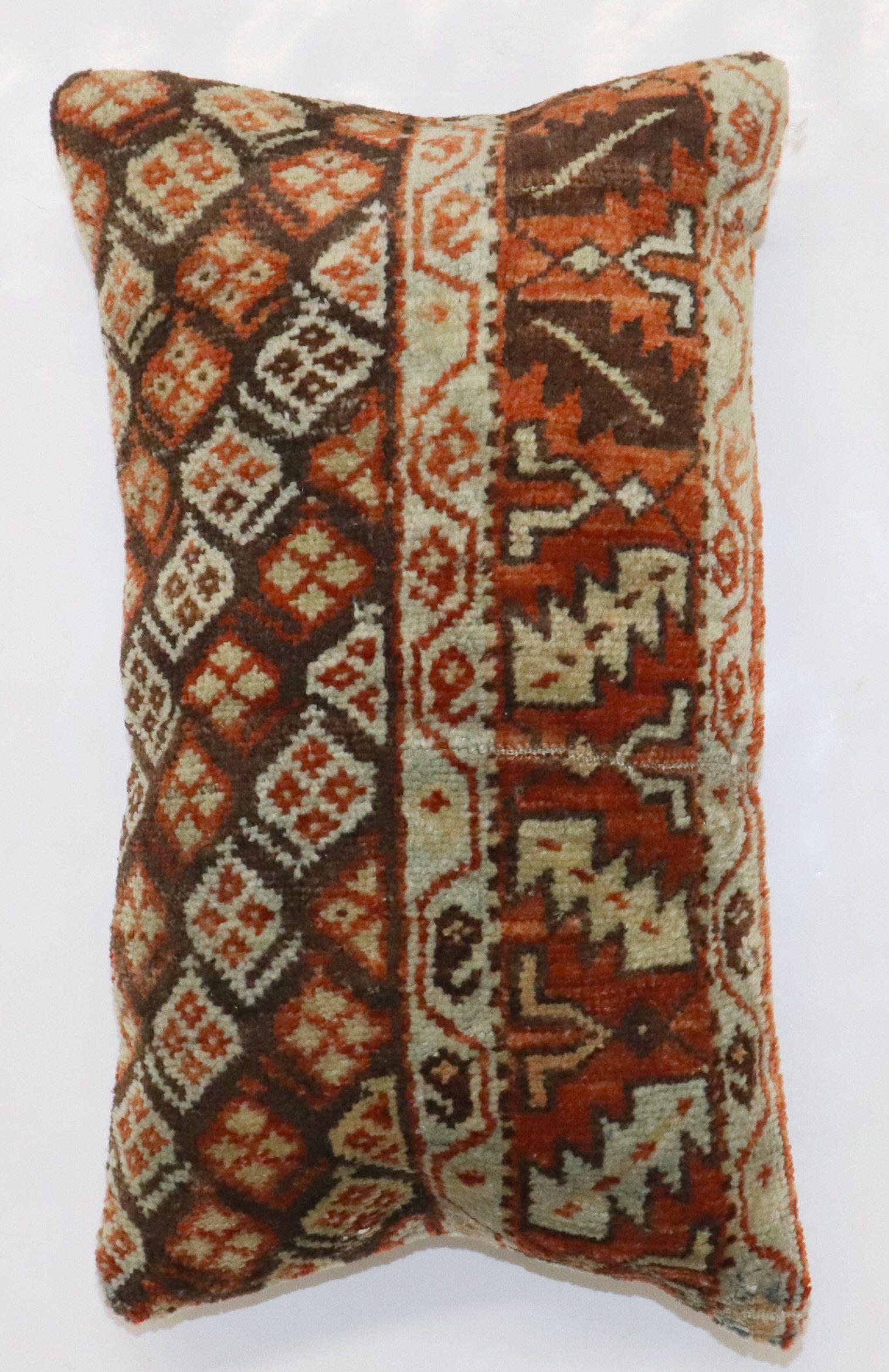 Almohada fabricada a partir de una antigua alfombra persa Kurd de principios del siglo XX. Se suministra con cierre de cremallera y relleno de poliéster.

Medidas: 11'' x 18''