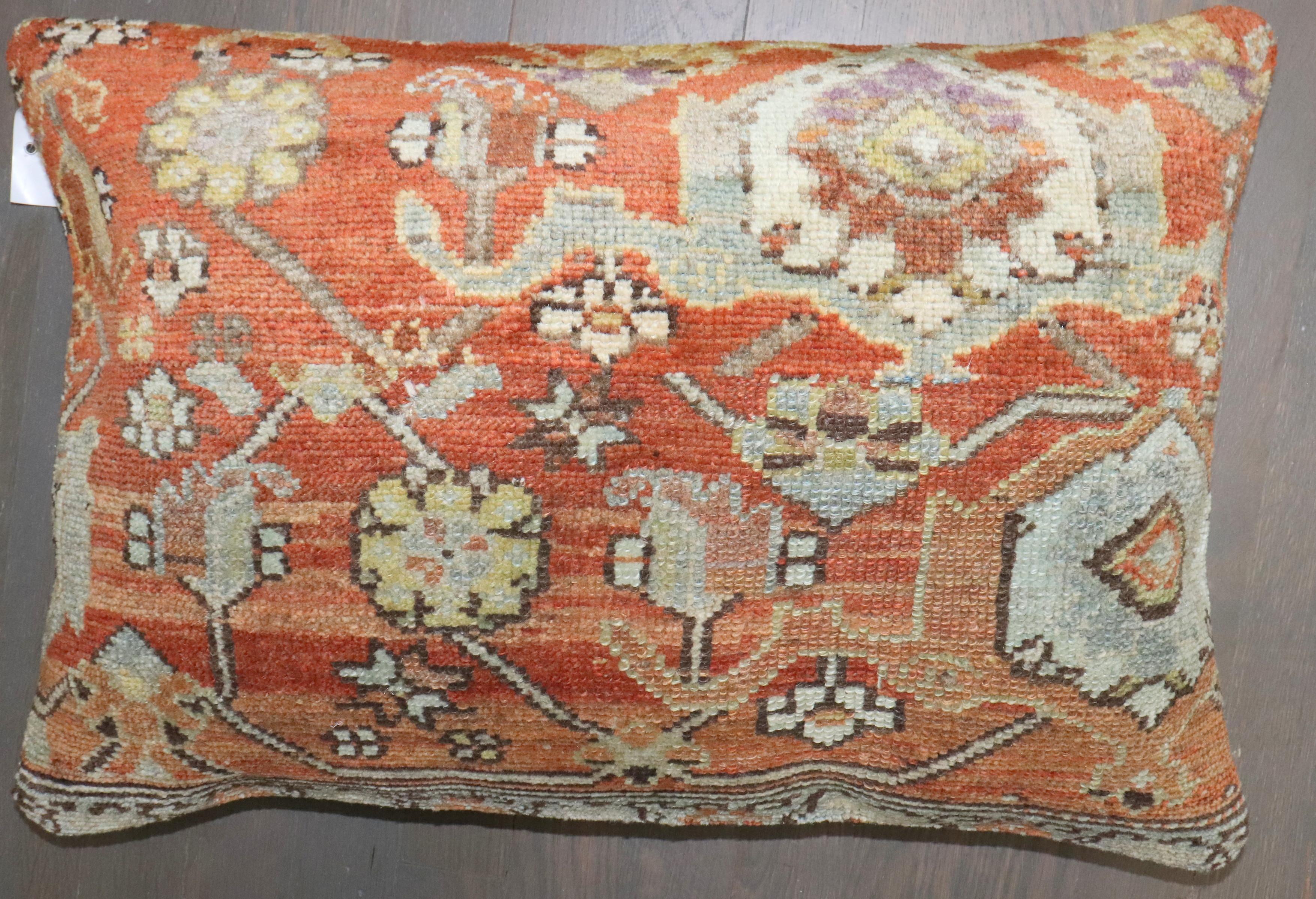 Oreiller fabriqué à partir d'un tapis persan ancien du début du XXe siècle. Fermeture à glissière et poly-fill fourni.

Mesures : 16'' x 123''