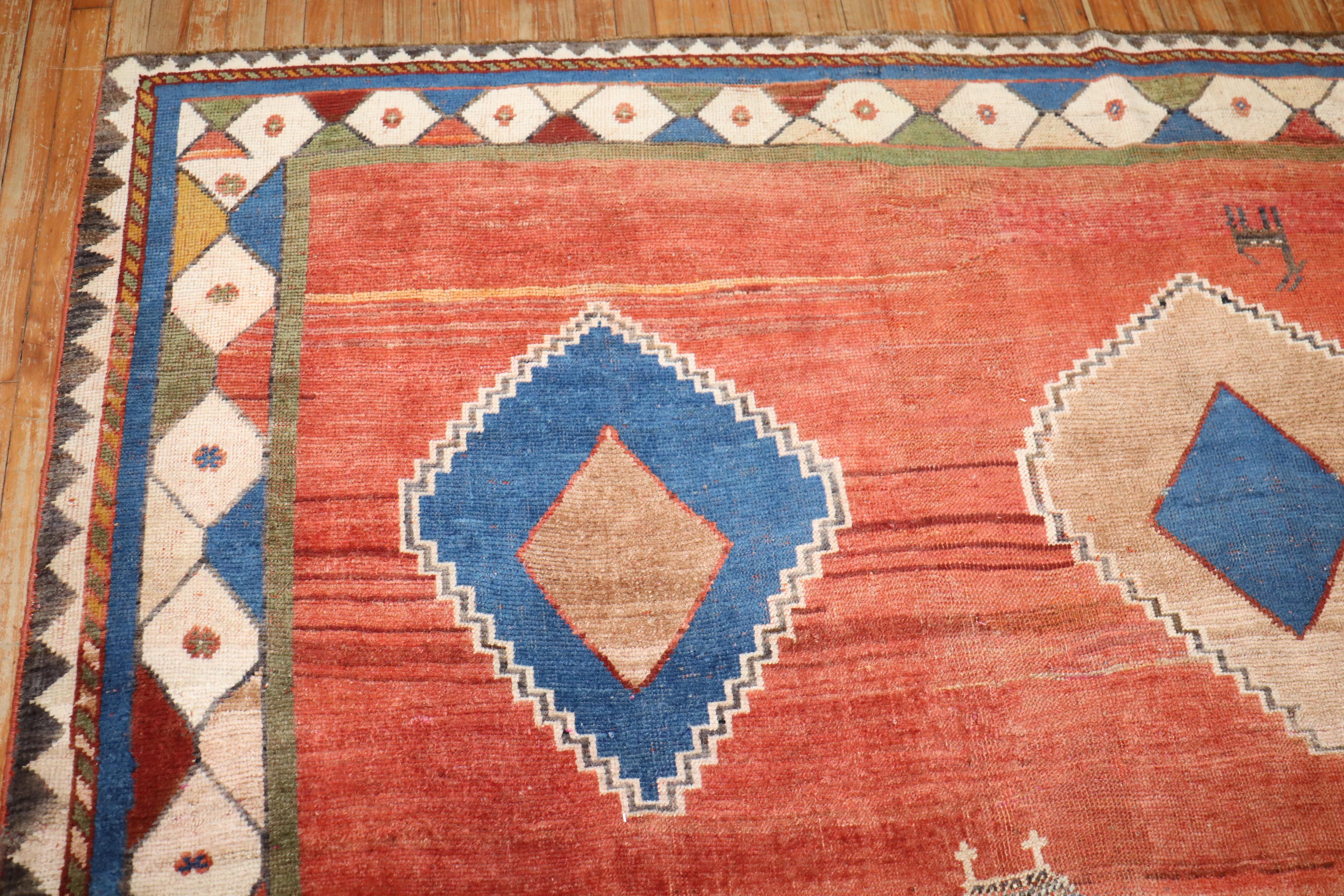 rare tapis tribal persan Gabbeh de forme carrée du 2e quart du 20e siècle. La signature indique 