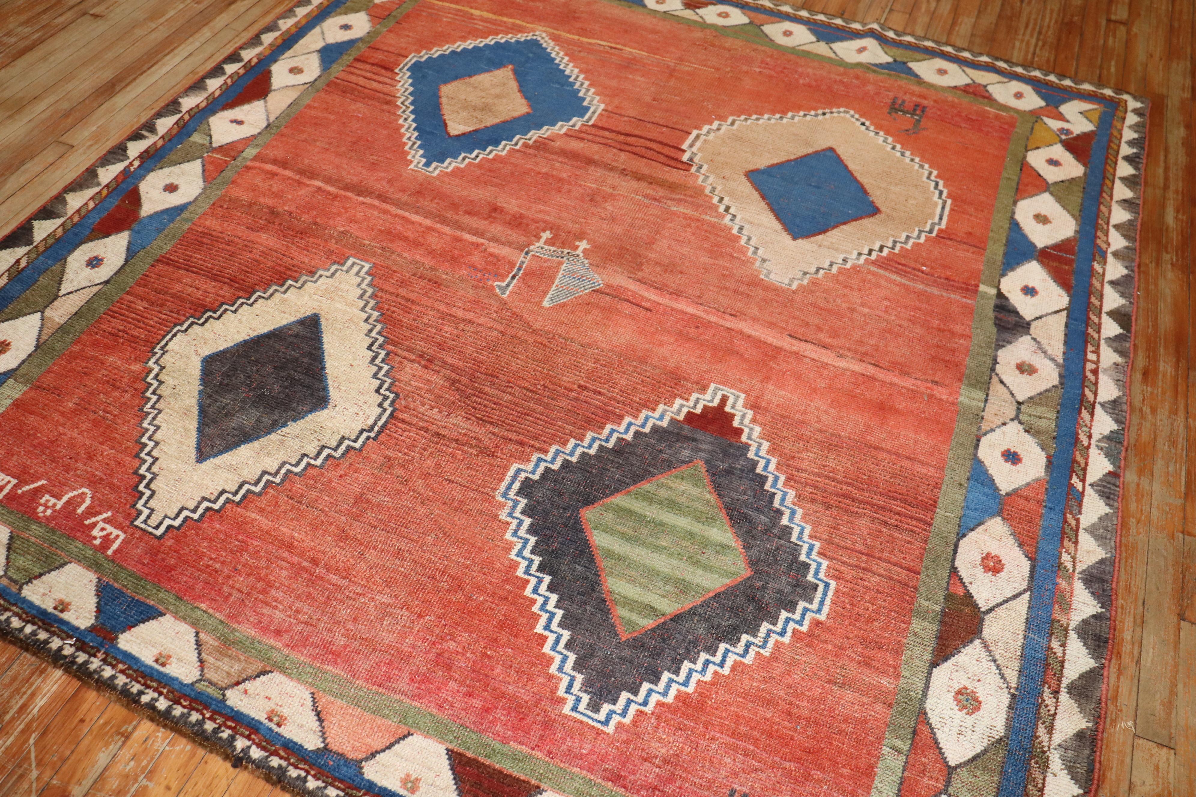 Quadratischer antiker persischer Gabbeh-Teppich aus der Zabihi-Kollektion (Stammeskunst) im Angebot