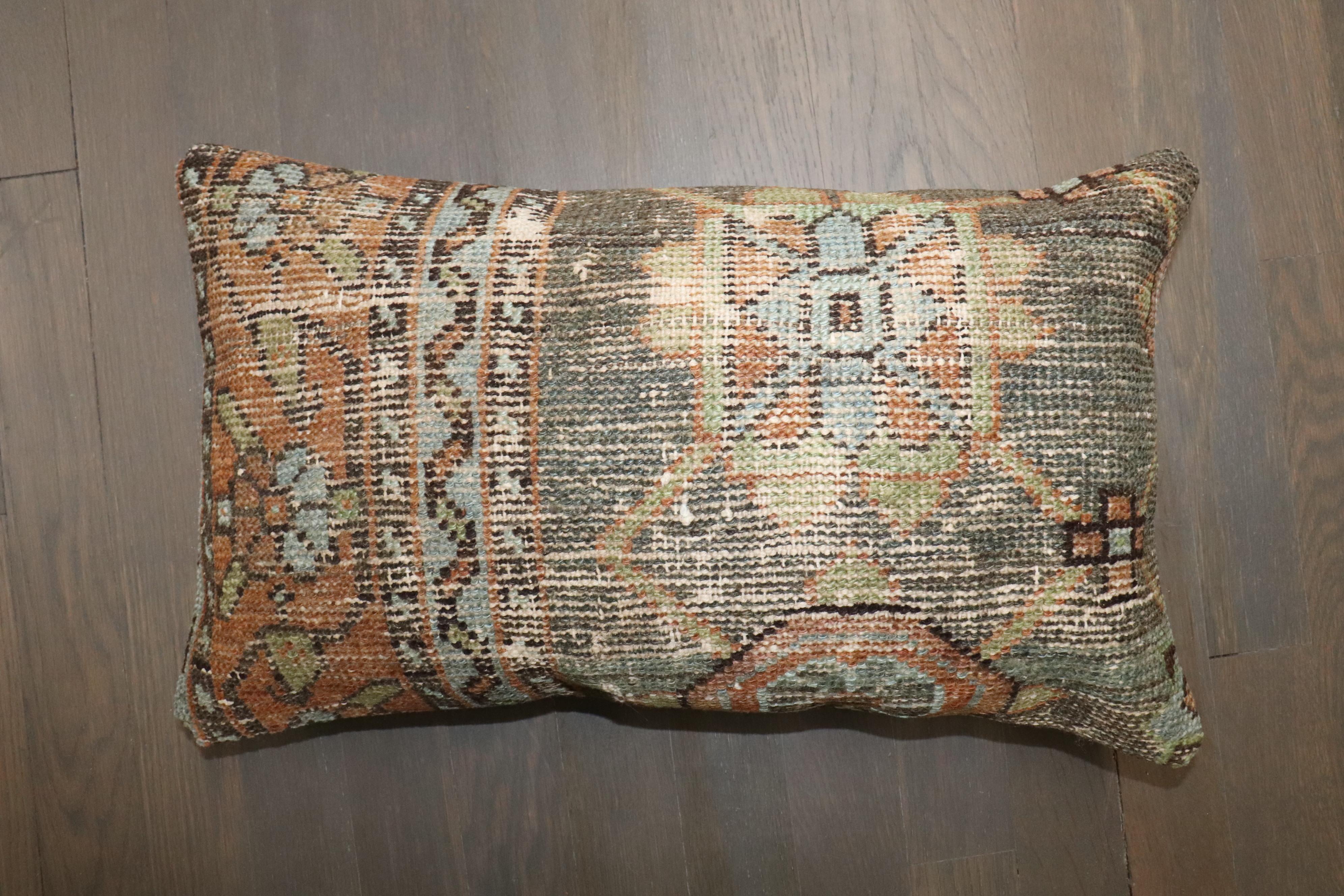 Oreiller fabriqué à partir d'un ancien tapis persan Kurd du début du 20e siècle. Fermeture à glissière et poly-fill fourni.

Mesures : 11'' x 19''