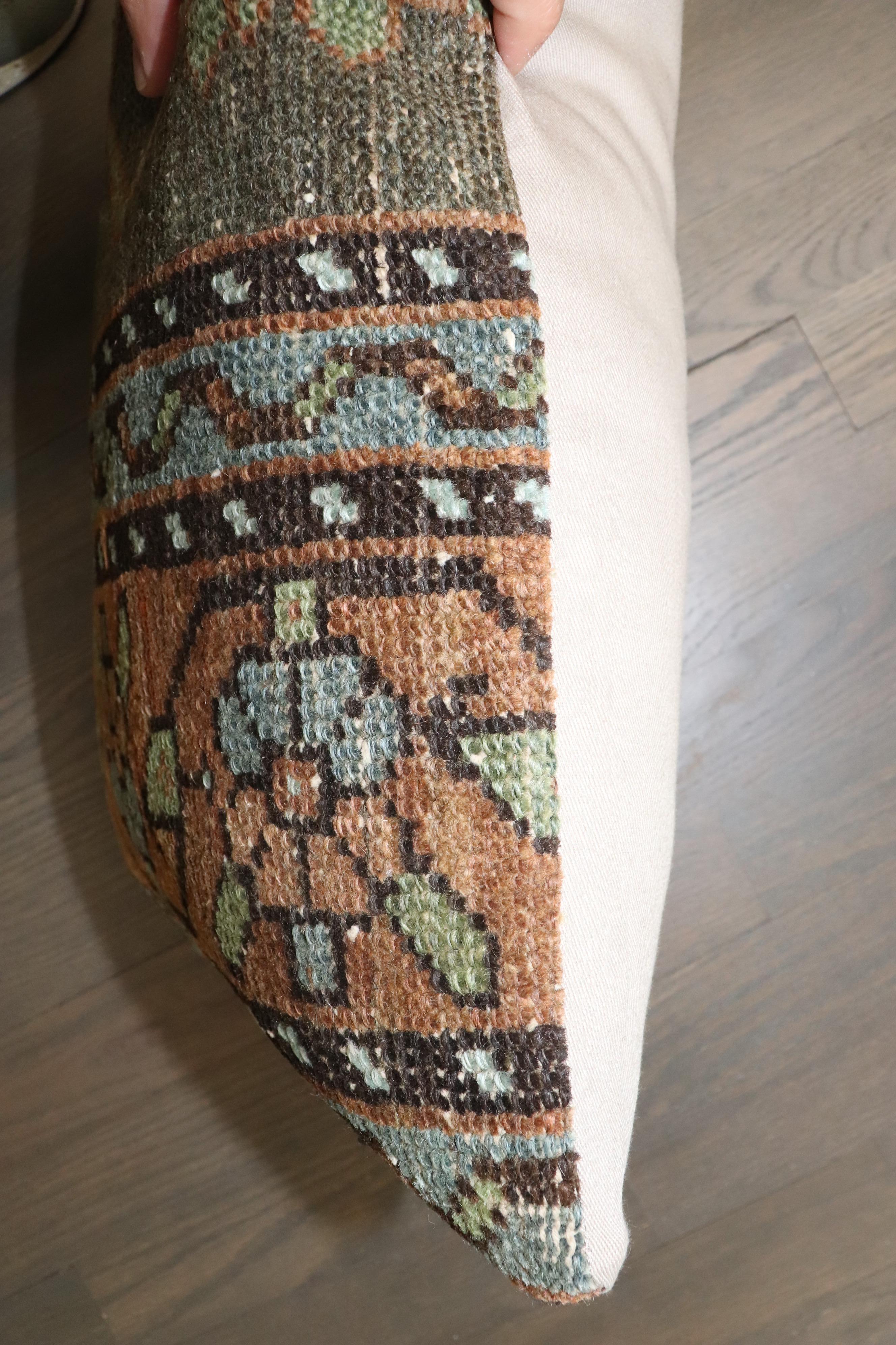 Coussin lombaire Zabihi Collection Tribal Worn Persian Kurd Rug Bon état - En vente à New York, NY