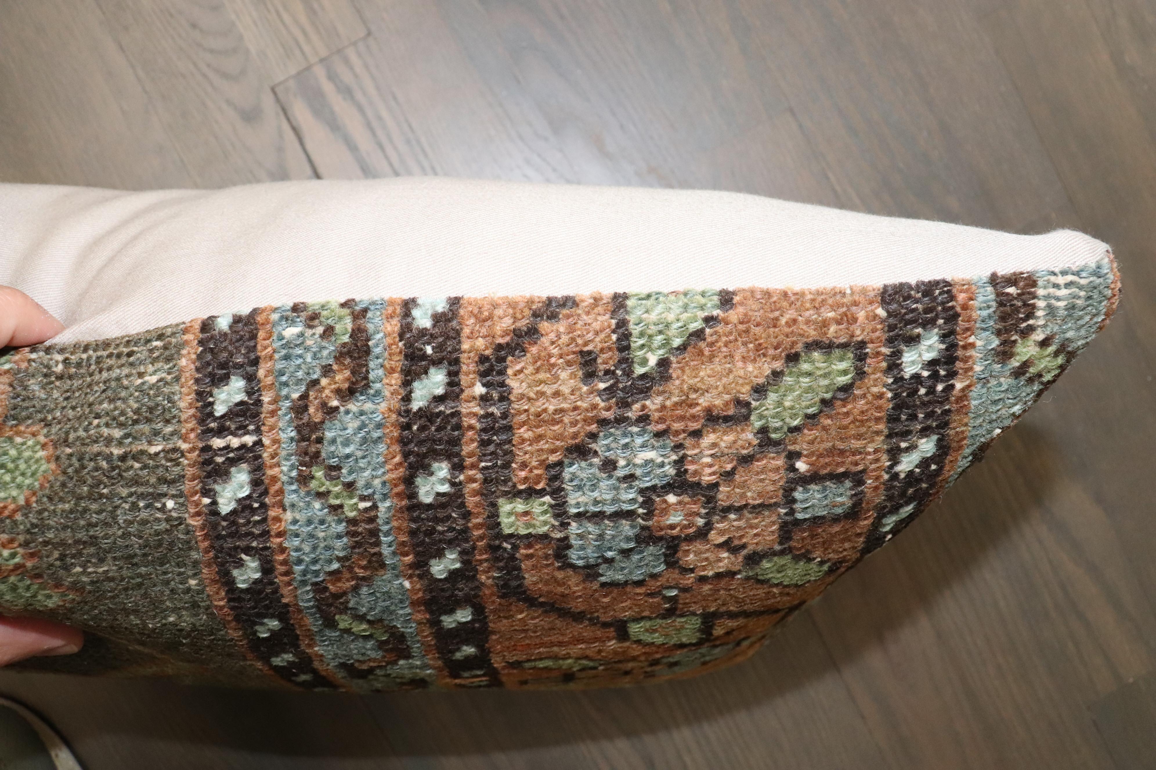 20ième siècle Coussin lombaire Zabihi Collection Tribal Worn Persian Kurd Rug en vente