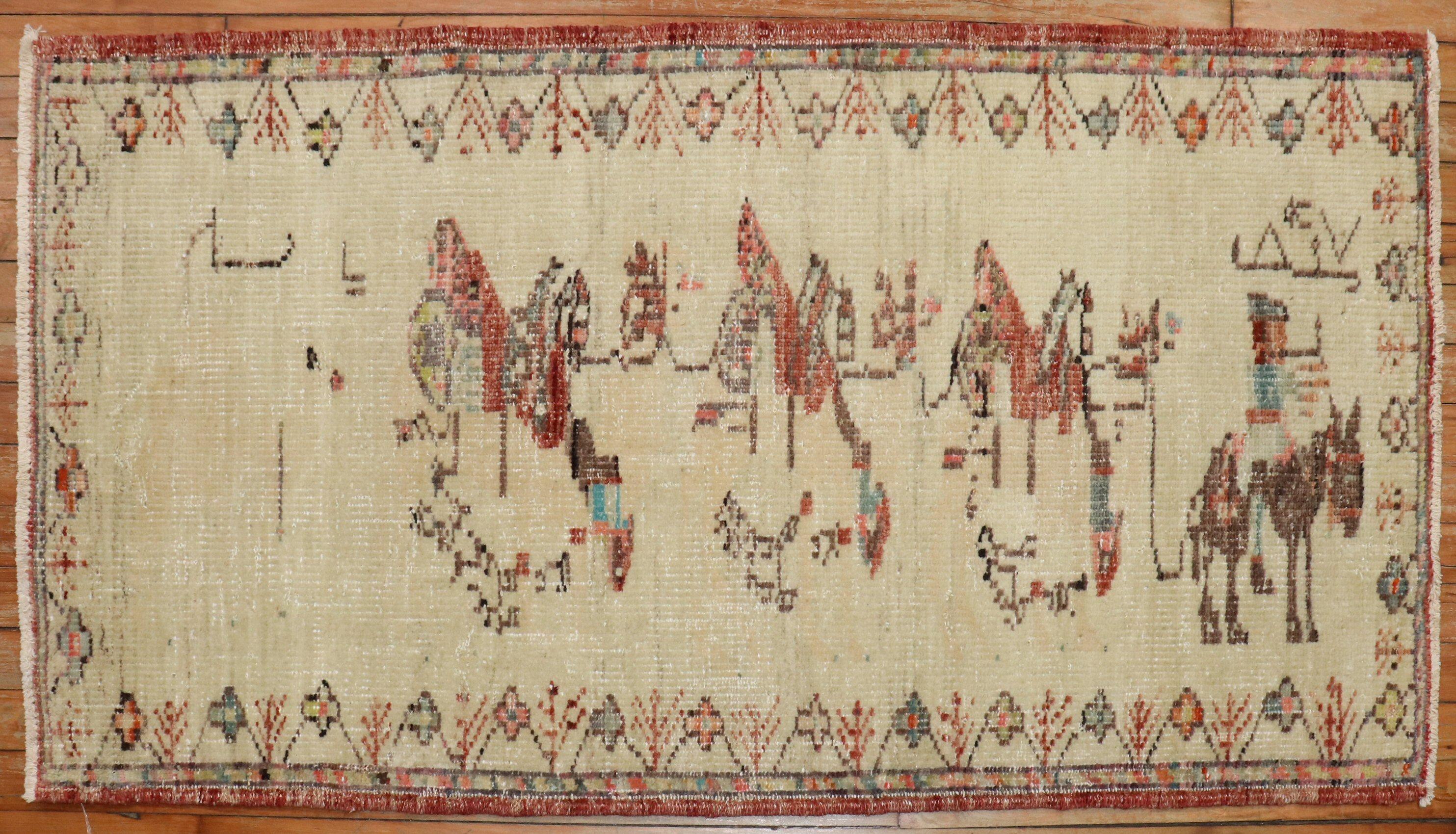 Zabihi Collection Faded Türkisch Anatolisch Tier Karawanenteppich (Volkskunst) im Angebot